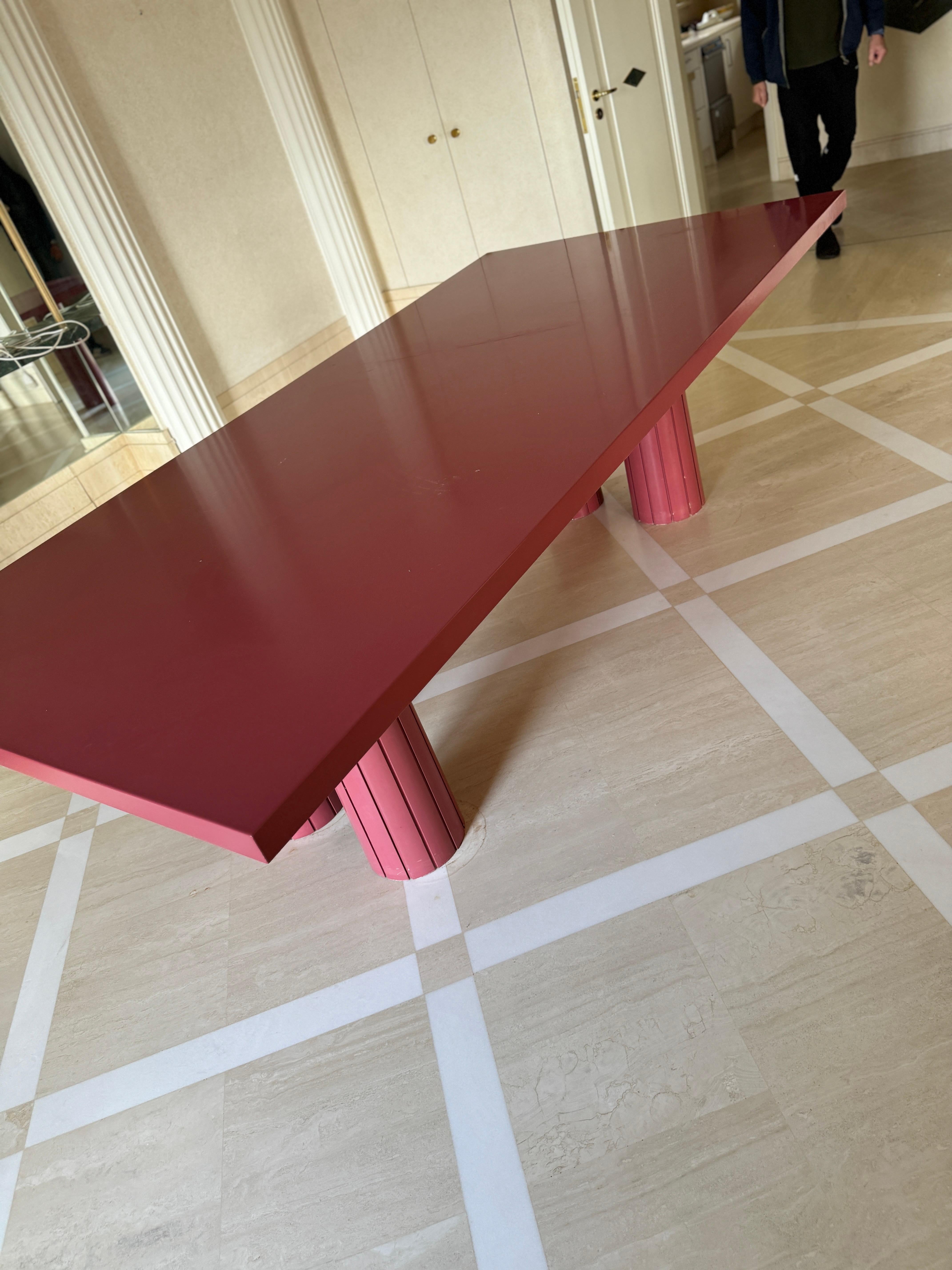 Magnifique table au design audacieux, probablement inspirée du mouvement memphis des années 1980.
    •    dimensions: 130 cm de large 260 de longueur 76 cm de hauteur épaisseur plateau 5 cm.
    •    matériaux: plateau laqué rouge profond, pieds
