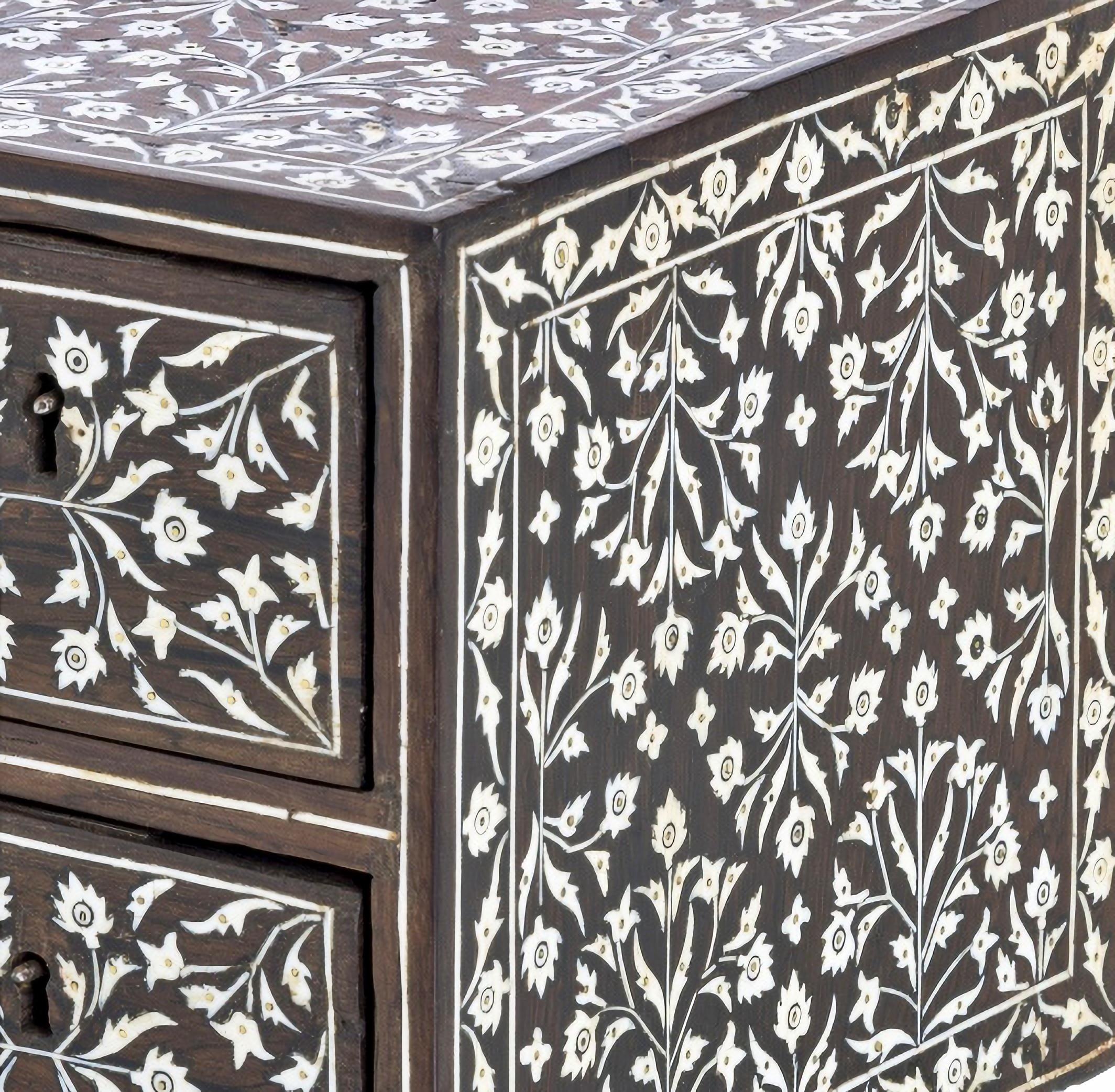 TABLE COUNTER Influence moghol 17ème siècle

Lusíada du XVIIe siècle, partie de l'influence moghole. 
En bois de teck avec incrustations d'ivoires. 
Avec trois tiroirs simulant quatre tiroirs. 
Défauts dus à l'âge 
Dim. : 15 x 22 x 16 cm.
bonnes