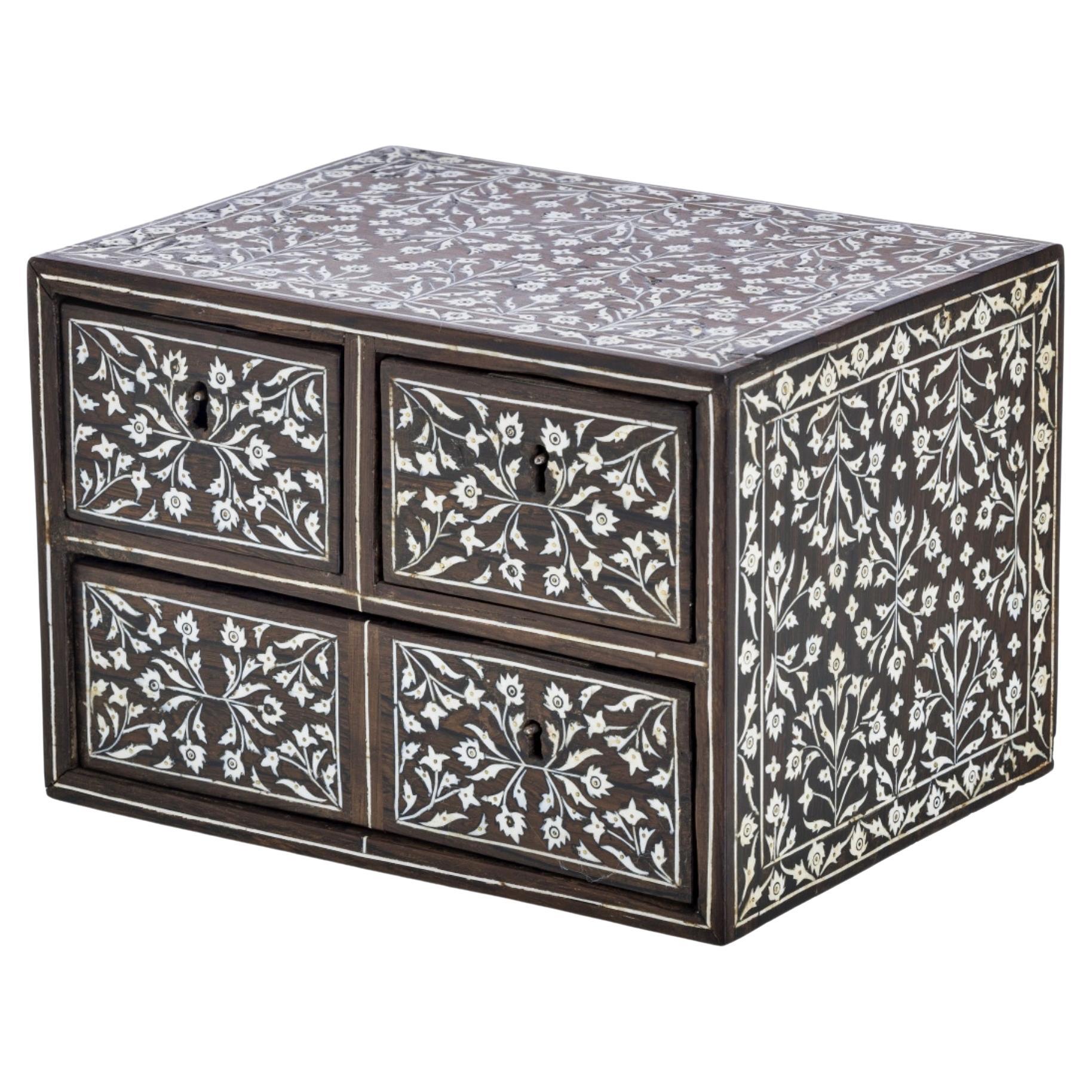 TABLE COUNTER Mughal-Einfluss des 17. Jahrhunderts