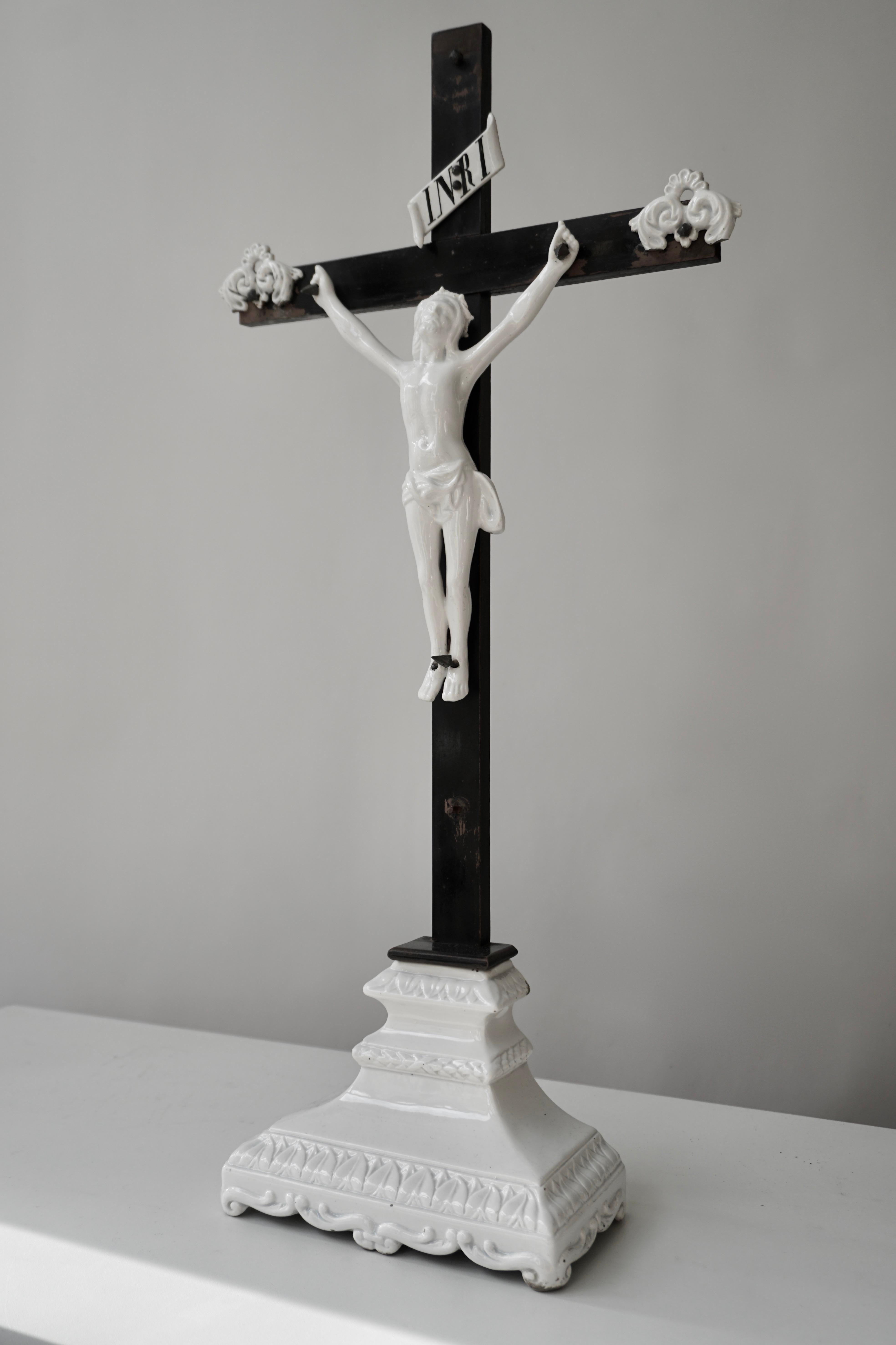 The porcelain white imparts a transcendental character to the figures and this is highly suitable for religious depictions. Usually produced for royal commissions, these figures count among the most outstanding artistic creations. Following the