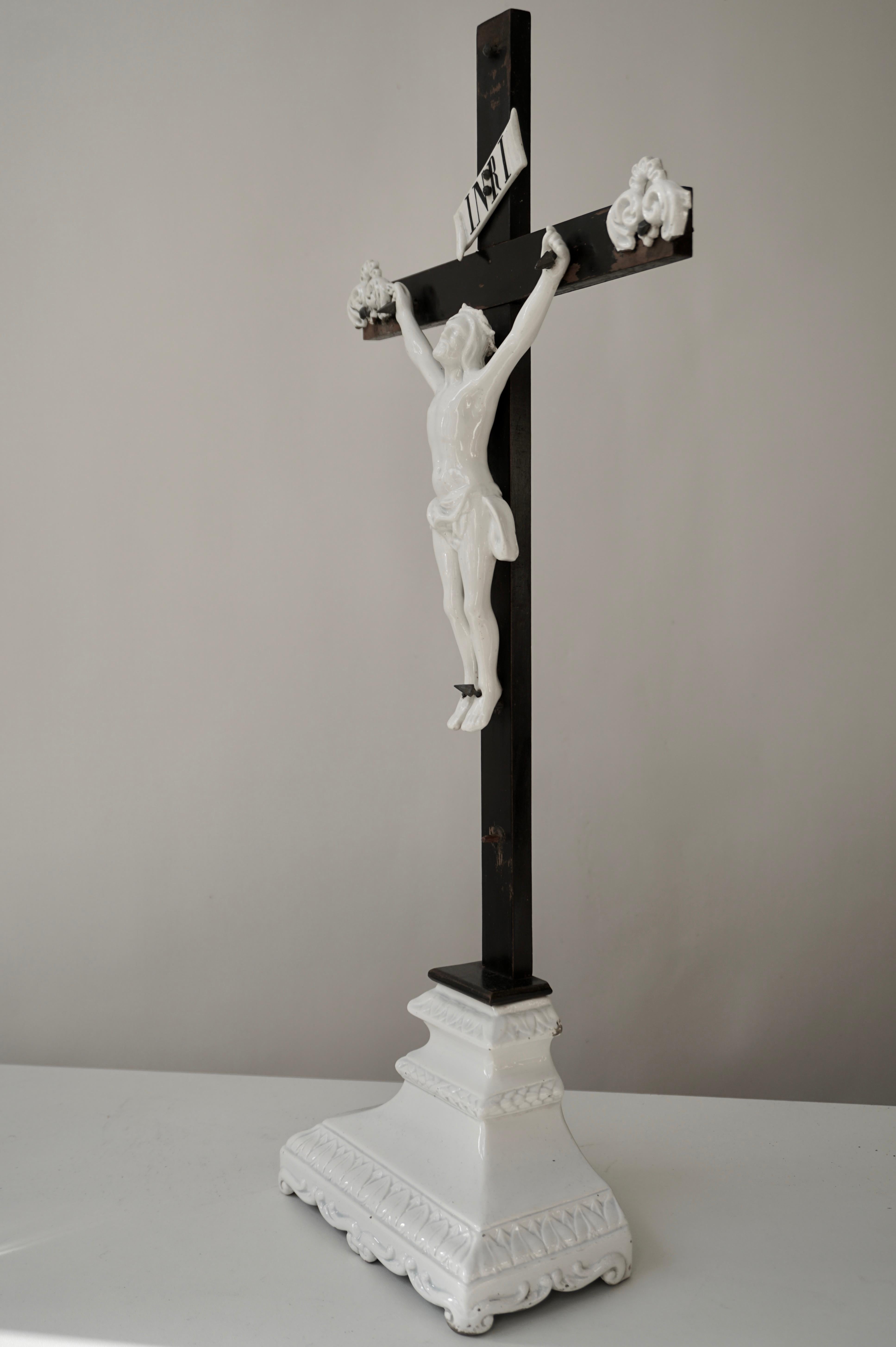 Rococo Table Crucifix avec Corpus du Christ en porcelaine en vente