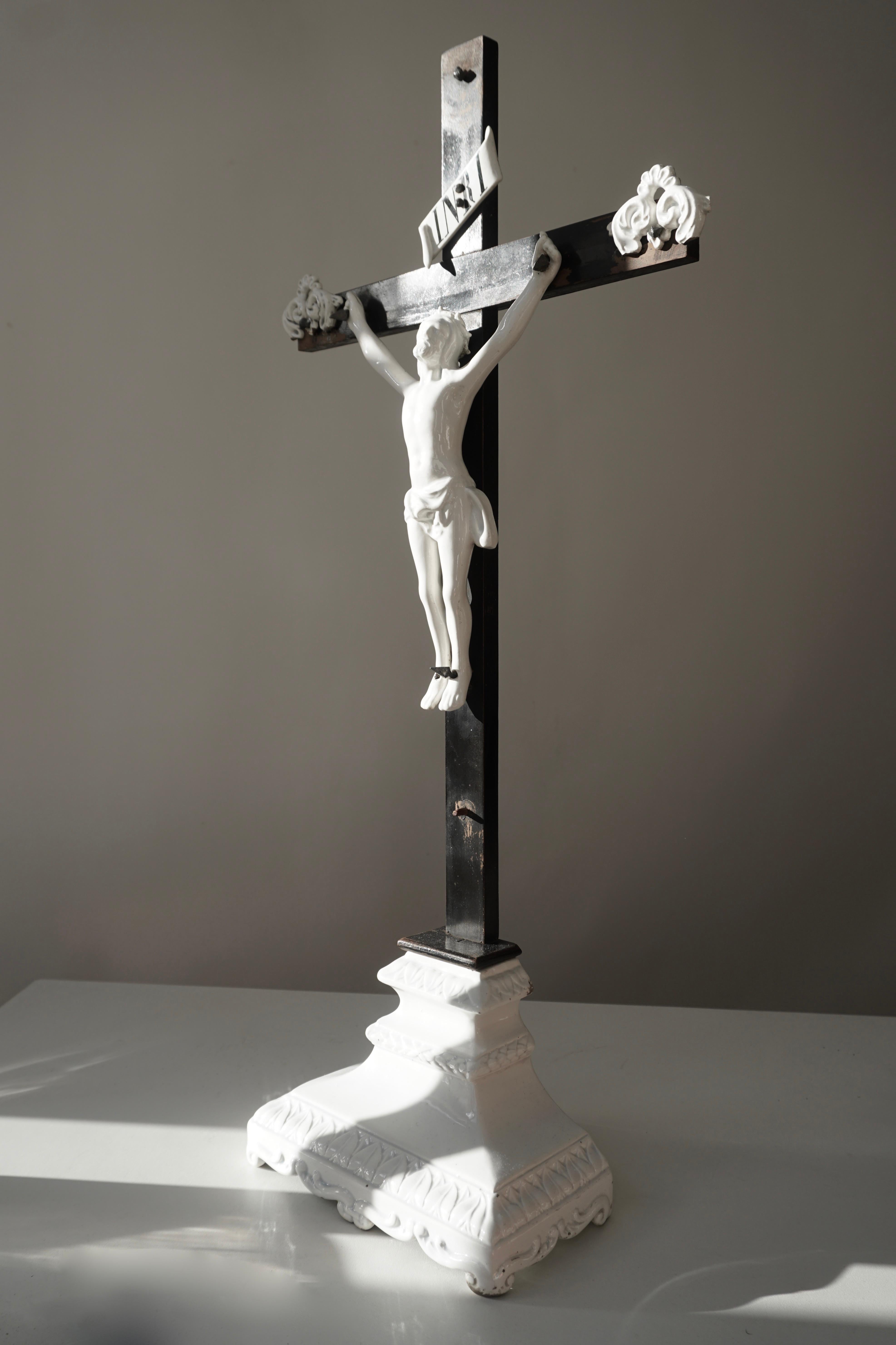 Belge Table Crucifix avec Corpus du Christ en porcelaine en vente