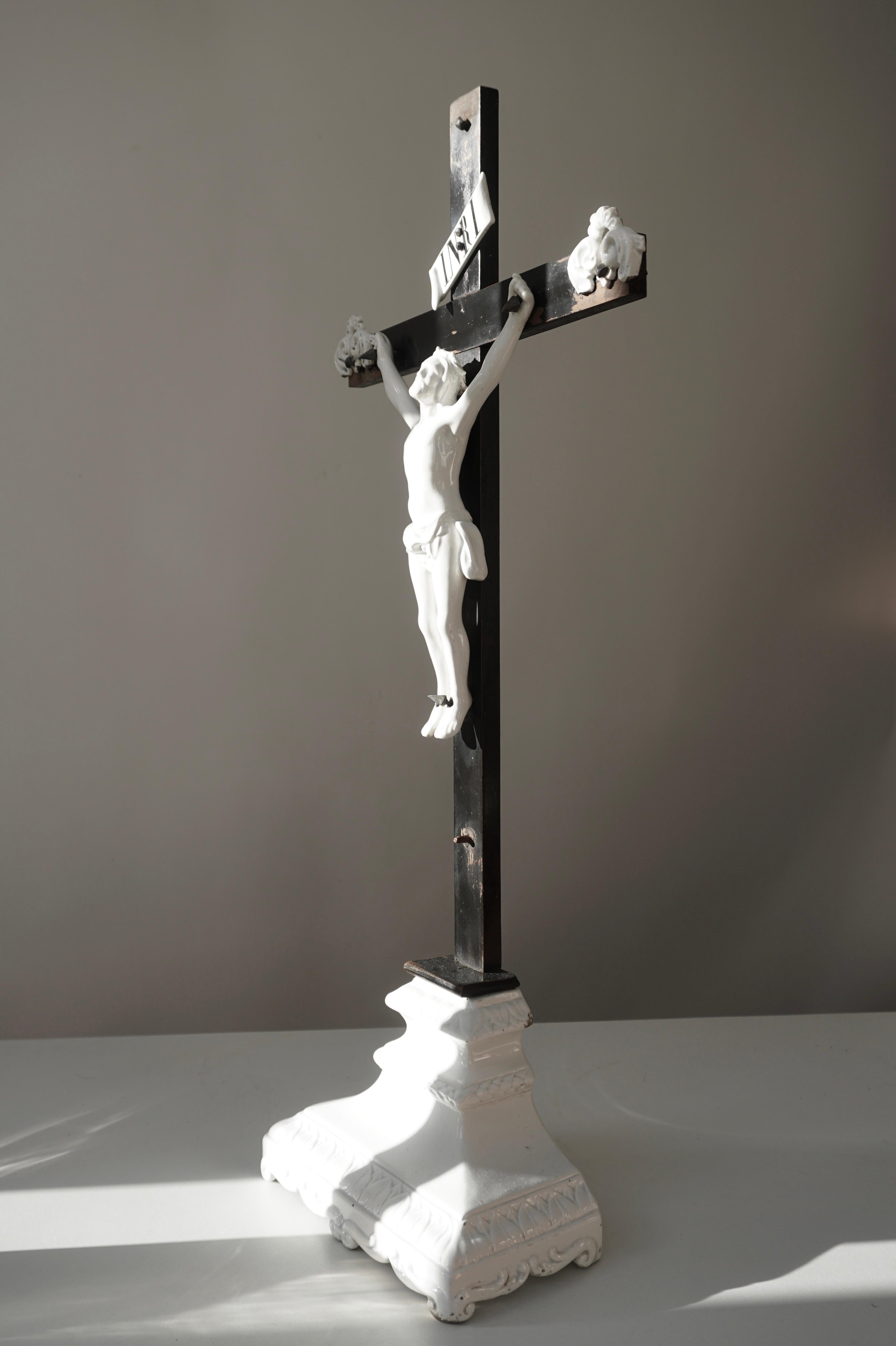 Table Crucifix avec Corpus du Christ en porcelaine Bon état - En vente à Antwerp, BE