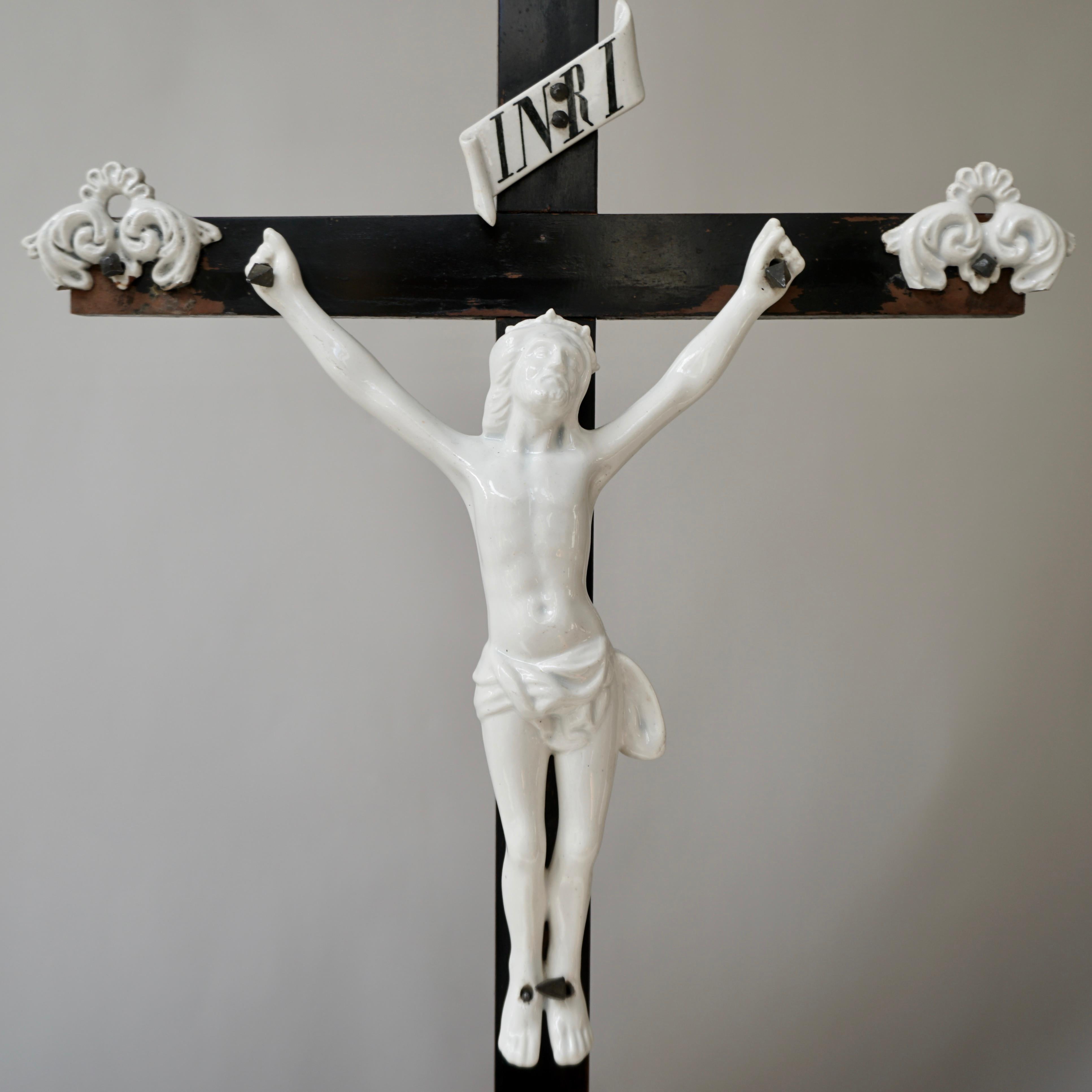 Table Crucifix with Porcelain Corpus of Christ In Good Condition For Sale In Antwerp, BE