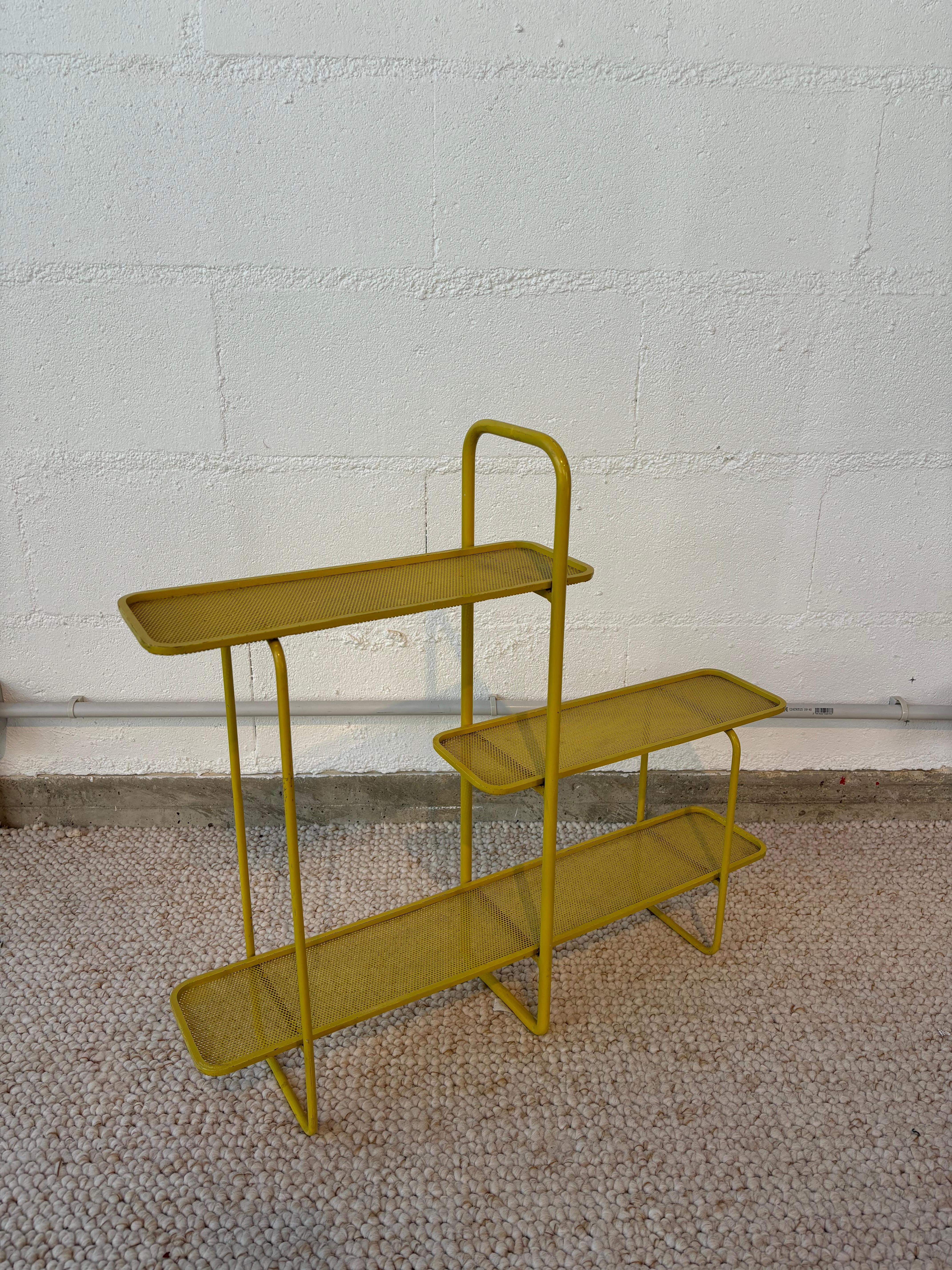 Table d’appoint par Mathieu Matégot avec sa couleur d’origine jaune. 

