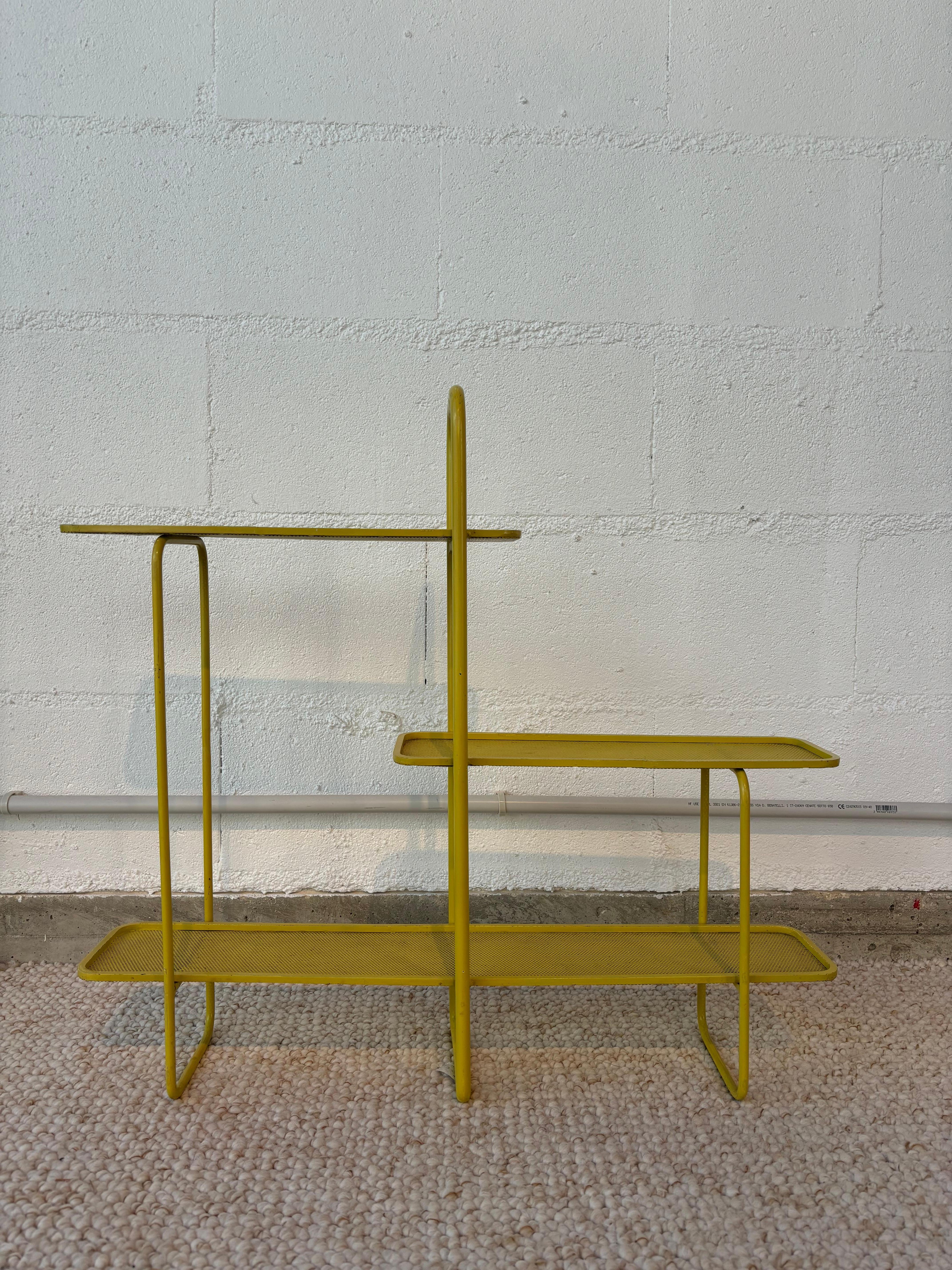 Mid-Century Modern Table d’appoint à étages par Mathieu Matégot For Sale