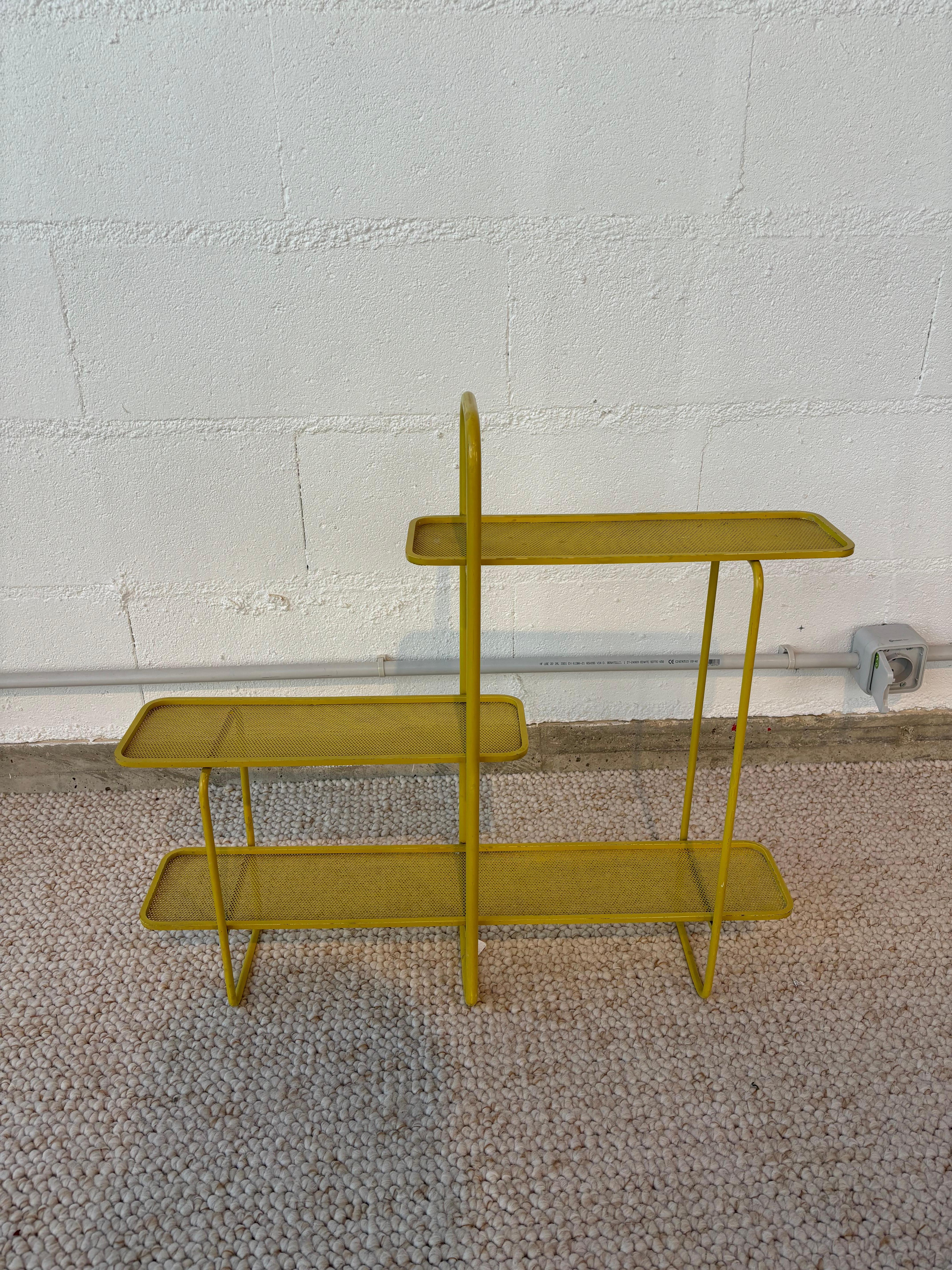 Table d’appoint à étages par Mathieu Matégot In Good Condition For Sale In SAINT-OUEN-SUR-SEINE, FR