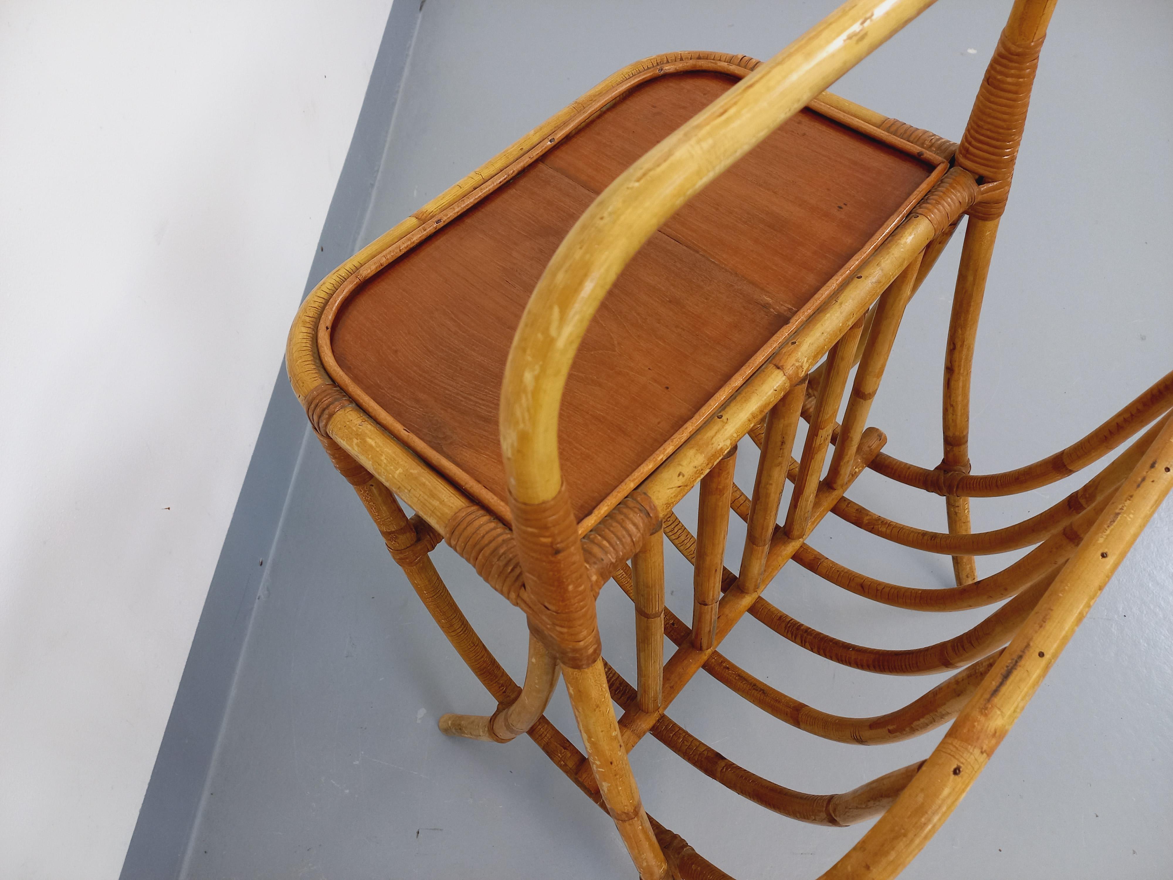 Mid-Century Modern Table d'appoint avec porte-revue vintage en rotin et bois des années 60 en vente