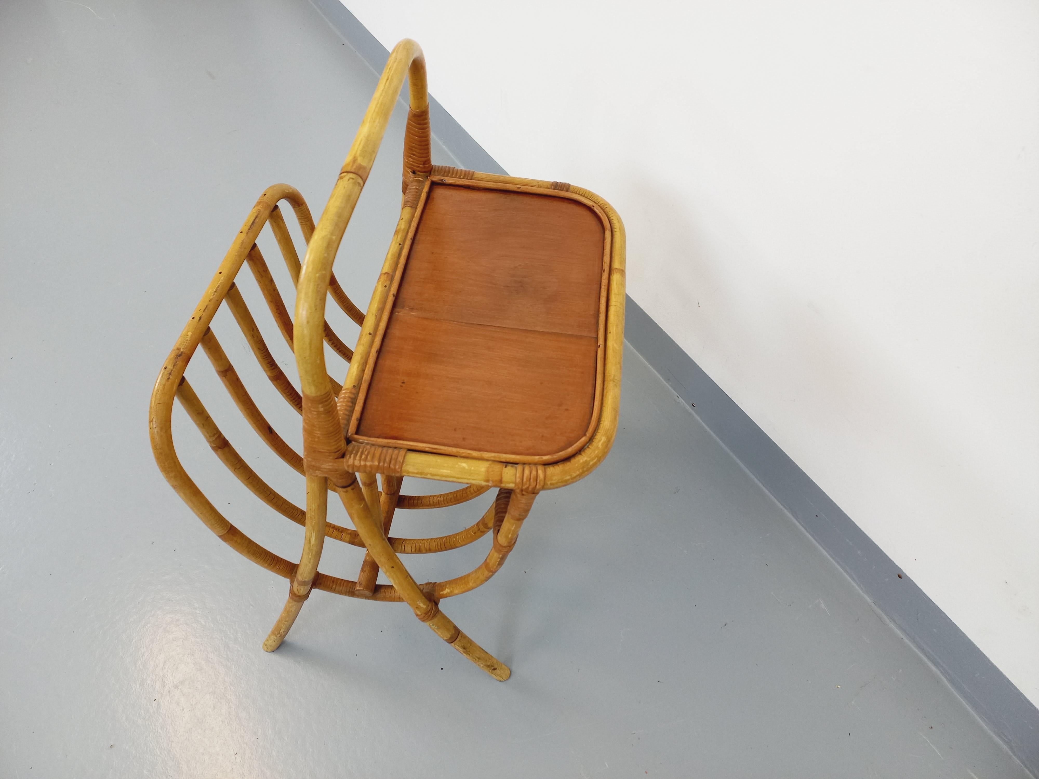 Français Table d'appoint avec porte-revue vintage en rotin et bois des années 60 en vente