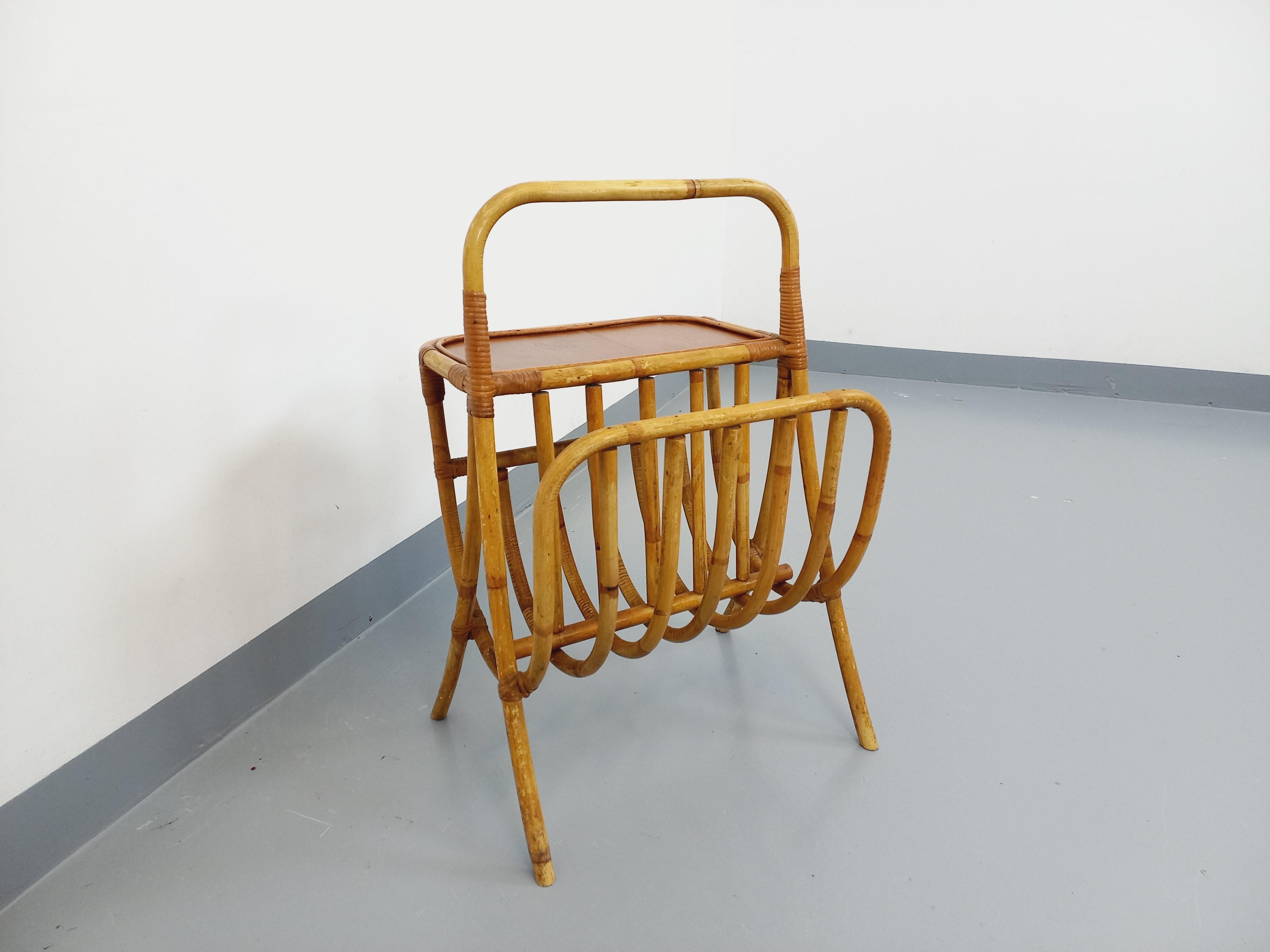 Table d'appoint avec porte-revue vintage en rotin et bois des années 60 Bon état - En vente à BESANÇON, FR