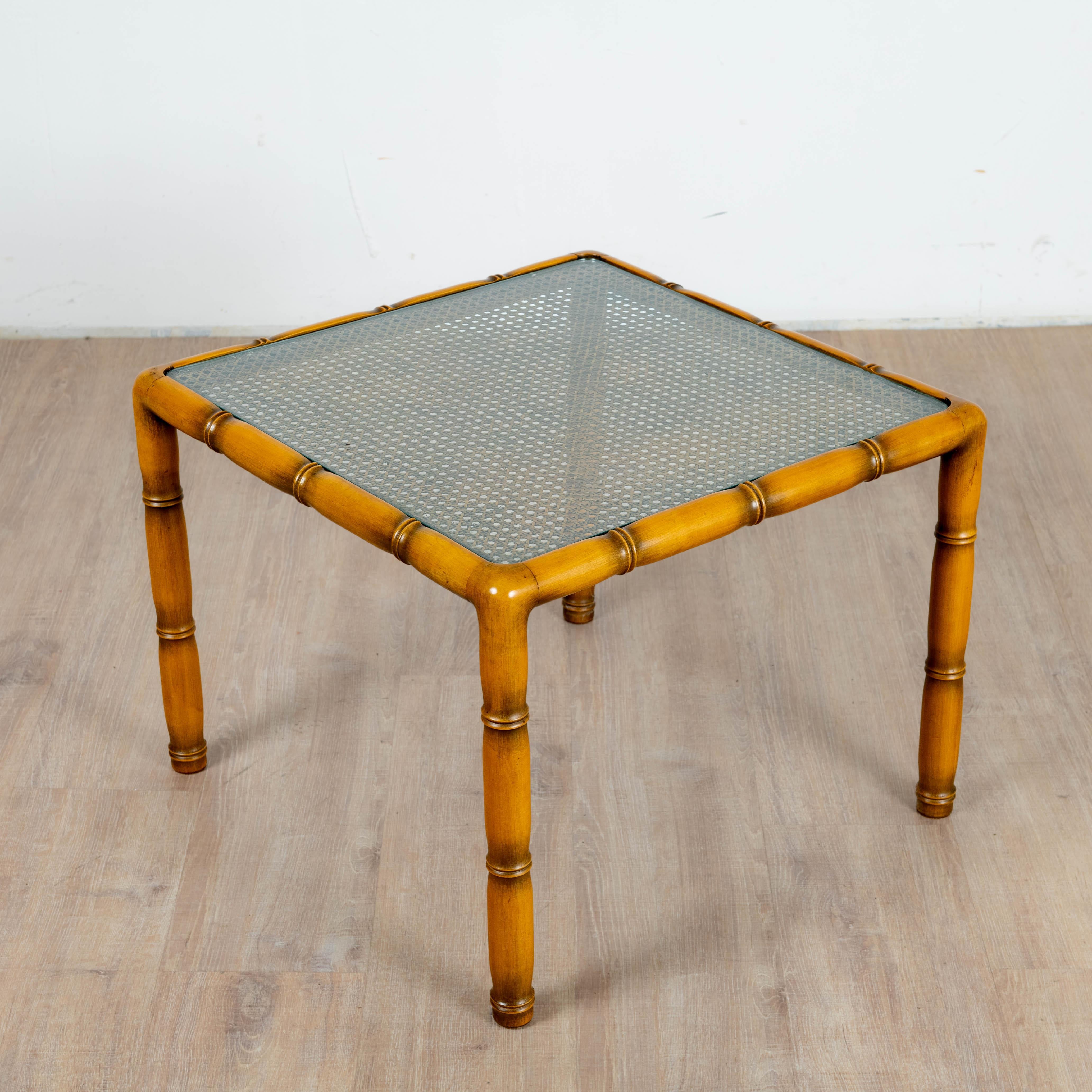 Glass Table d'appoint en bois bambou, cannage et verre carré, 1970 For Sale