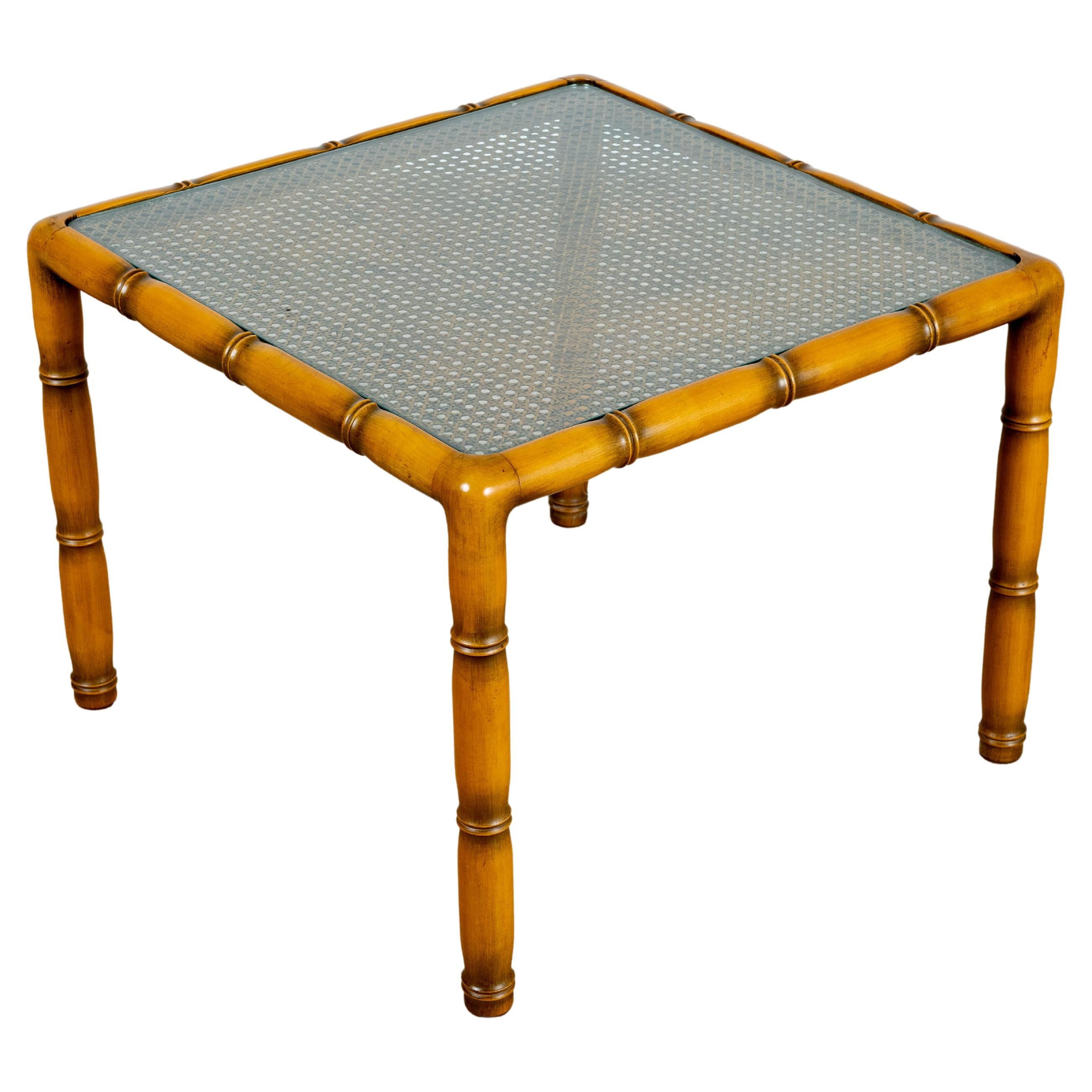 Table d'appoint en bois bambou, cannage et verre carré, 1970 For Sale