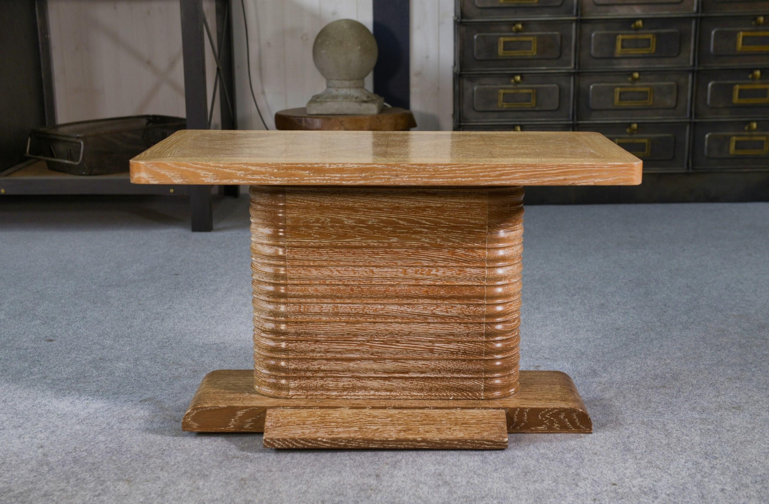 Table d'appoint en chêne massif attribué à Gaston Poisson 1960's

Gaston Poisson (1906-1971), ébéniste et designer français actif entre les années 1930 et 1950. Inspiré par l'Art déco, Poisson se distingue par un mobilier aux lignes géométriques