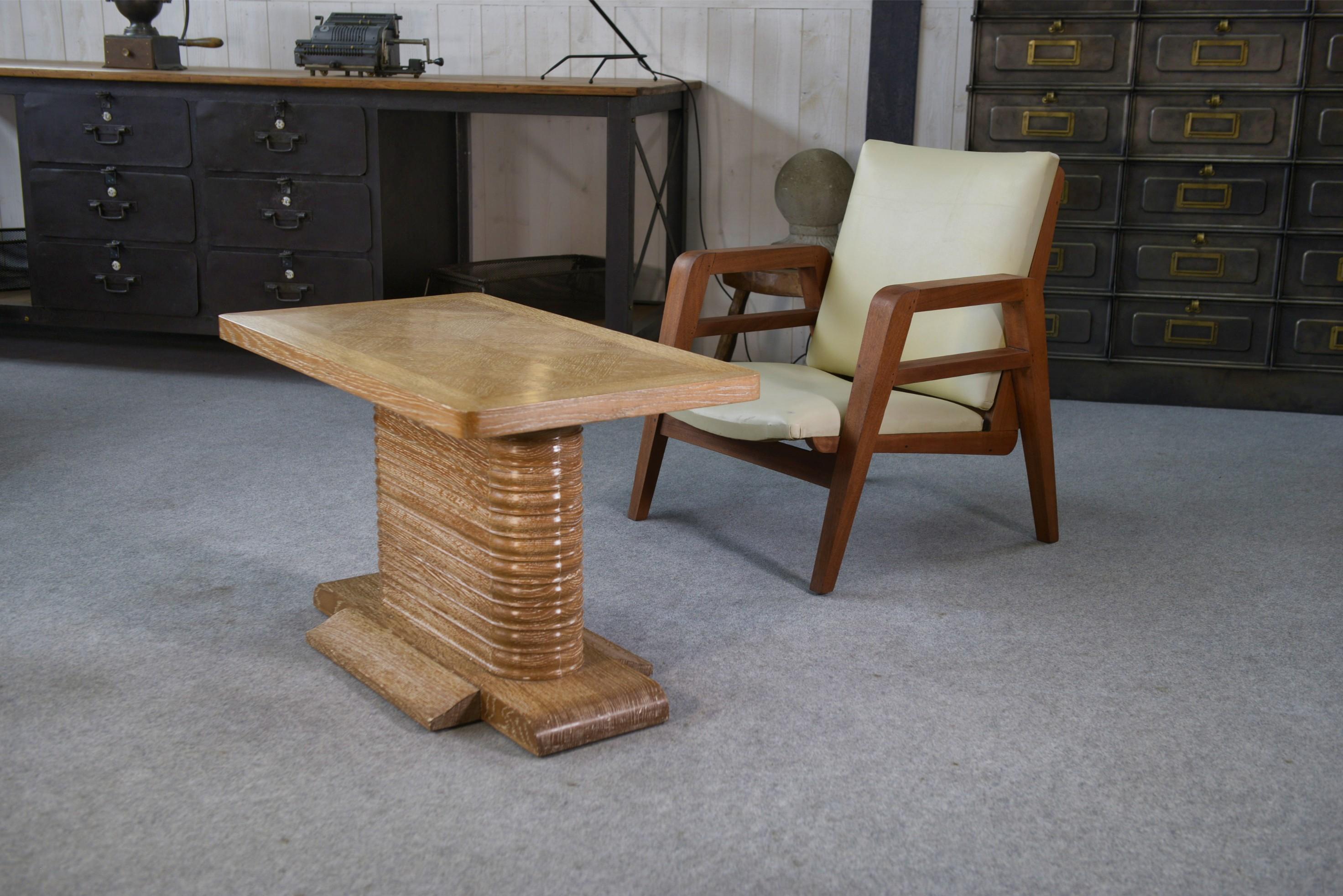 Brutalisme Table d'appoint en chêne massif attribué à Gaston Poisson 1960's en vente