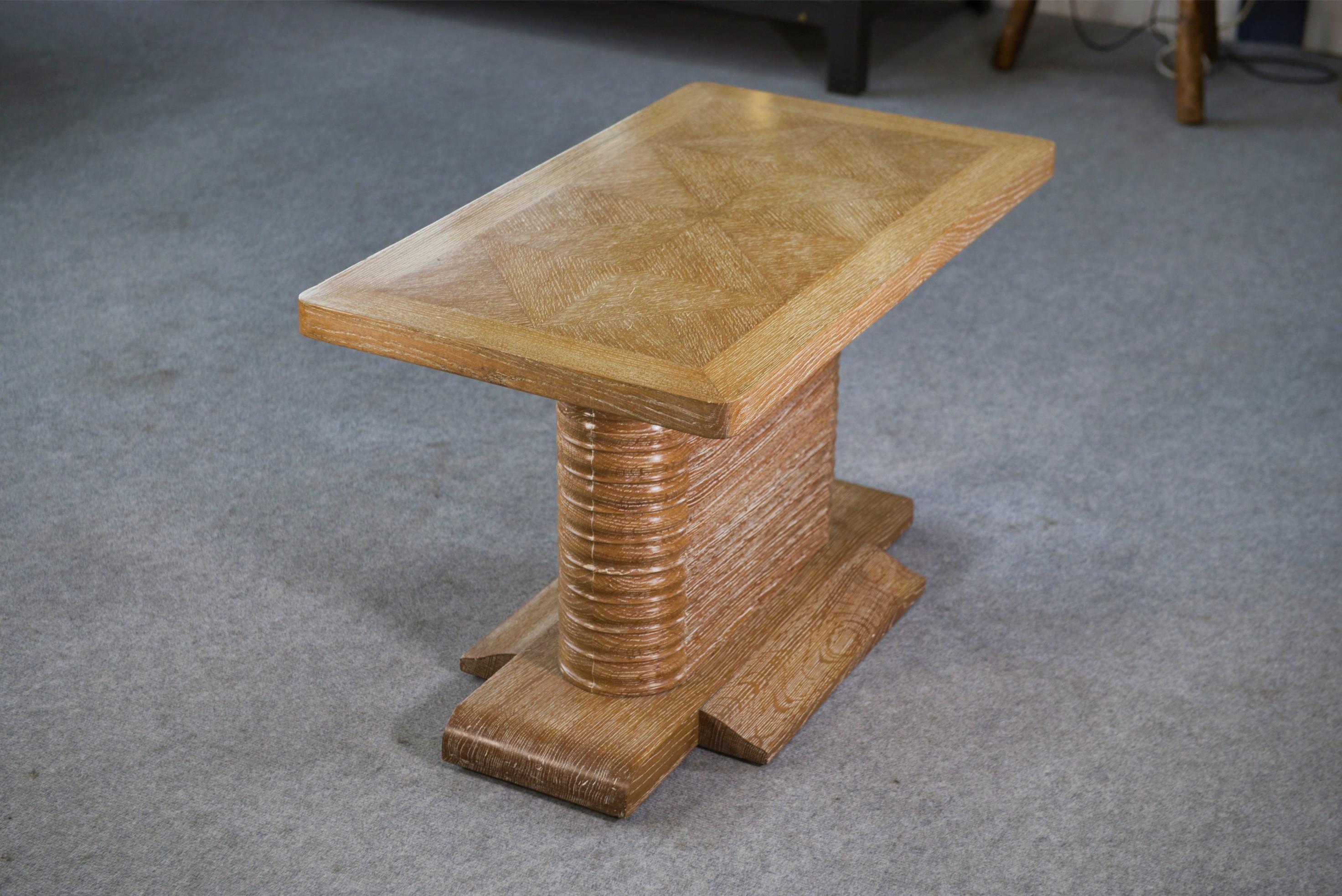 Français Table d'appoint en chêne massif attribué à Gaston Poisson 1960's en vente