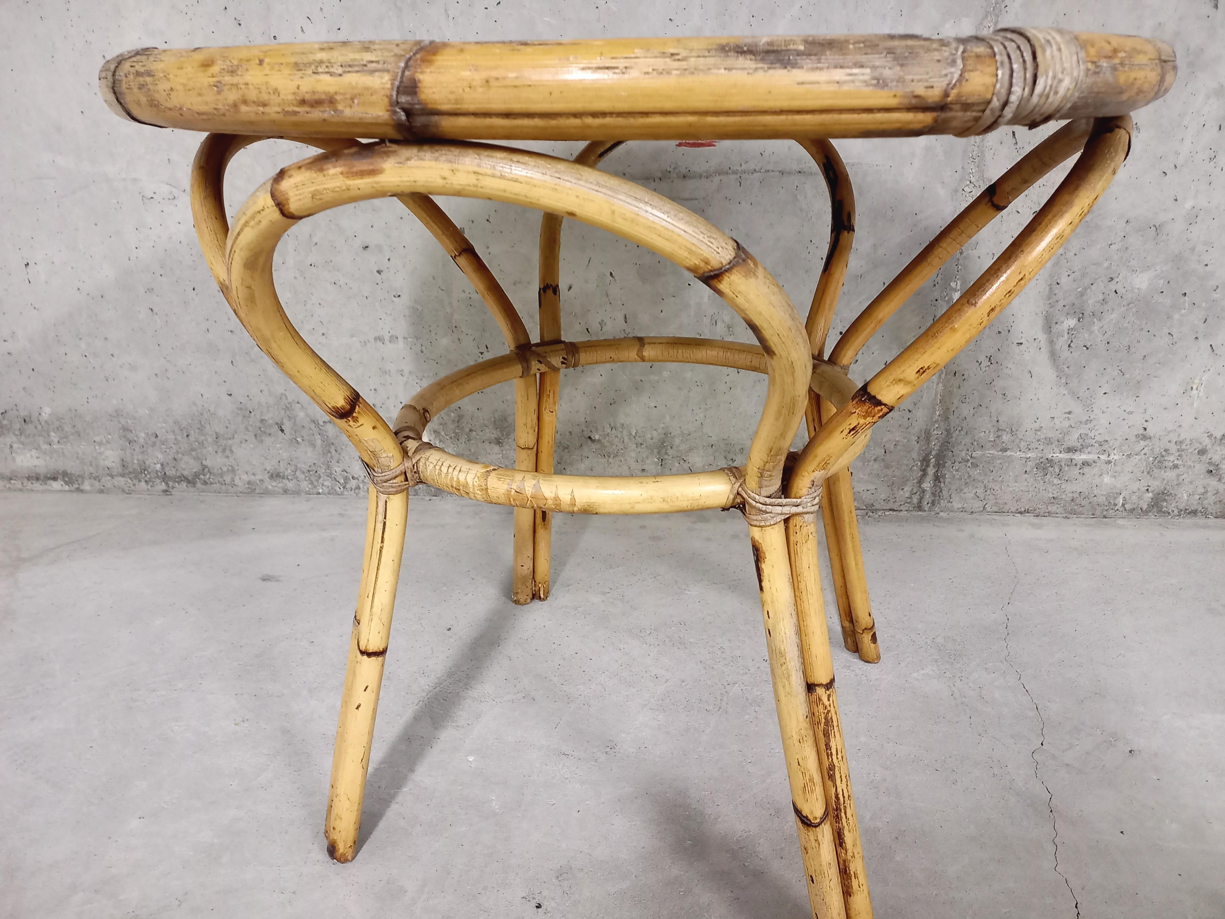 Table d’appoint ronde vintage des années 60, en rotin et châtaignier tressé. Rotin présentant des signes du temps qui passe, plateau repeint en bleu nordique. 
Hauteur : 64 cm
Largeur : 71 cm

