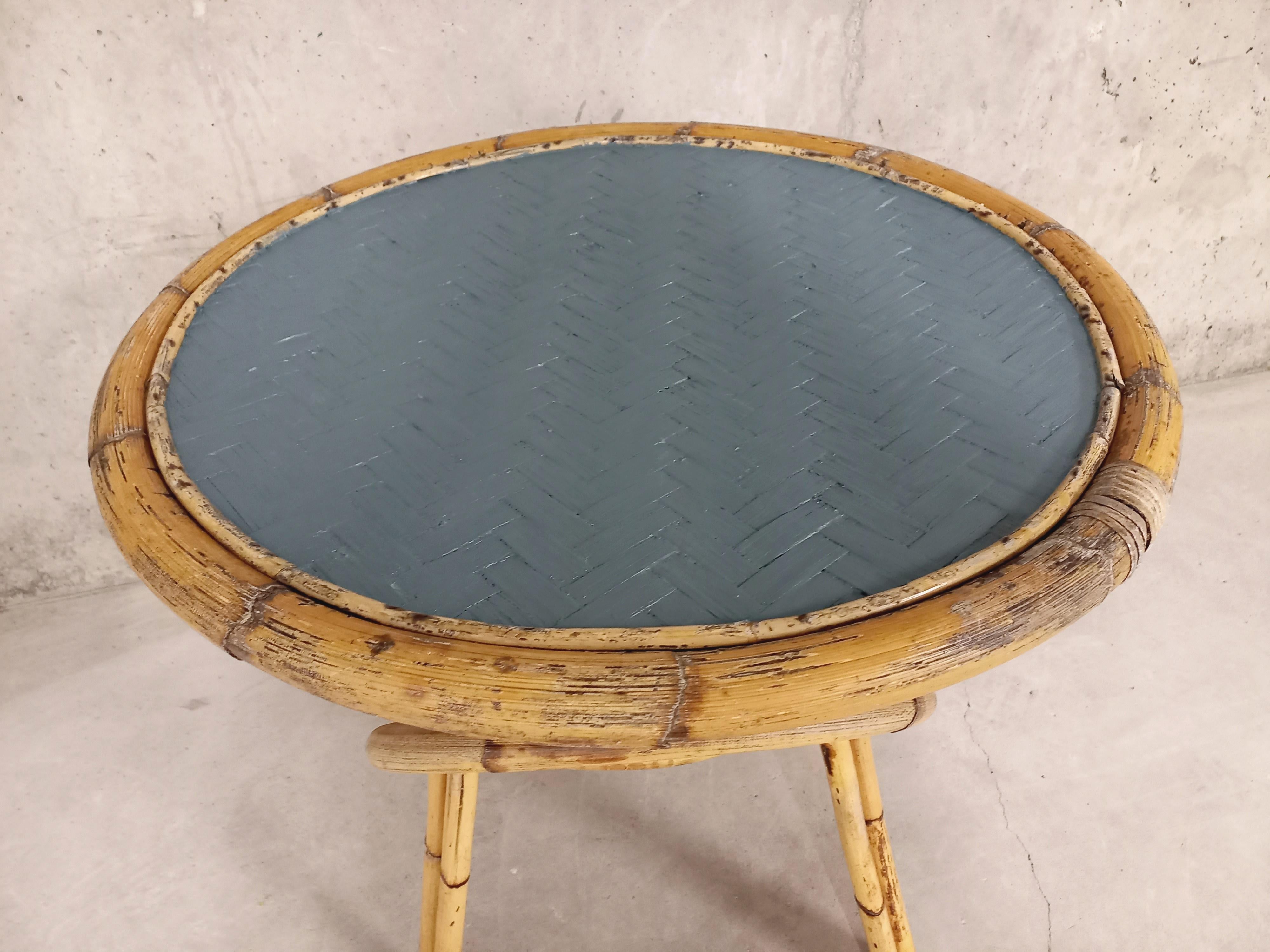 Mid-Century Modern Table d’appoint en rotin vintage années 60 For Sale