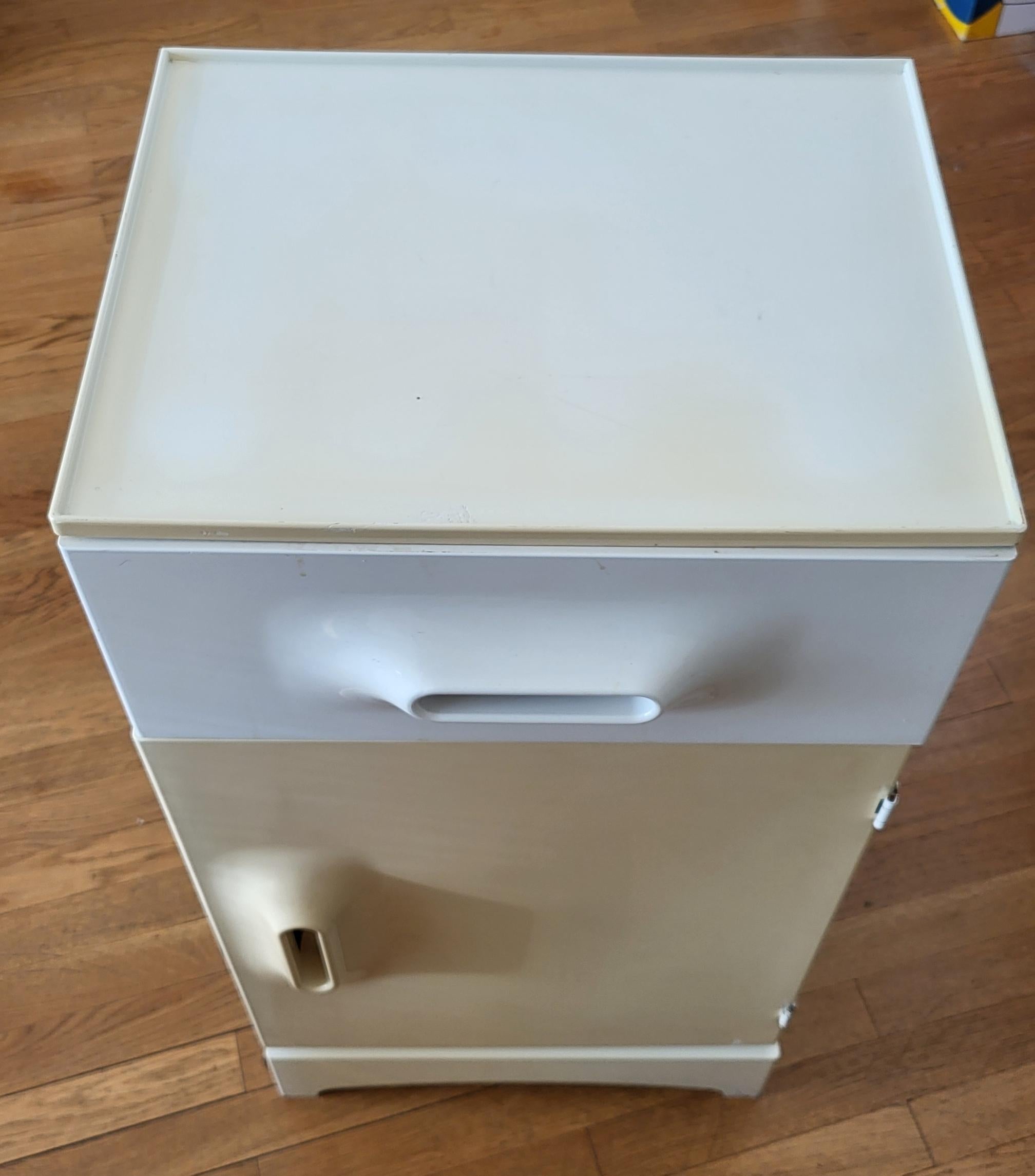 Table d'appoint ou commode design Marc Held pour Prisunic France Space Age 1960 en vente 8