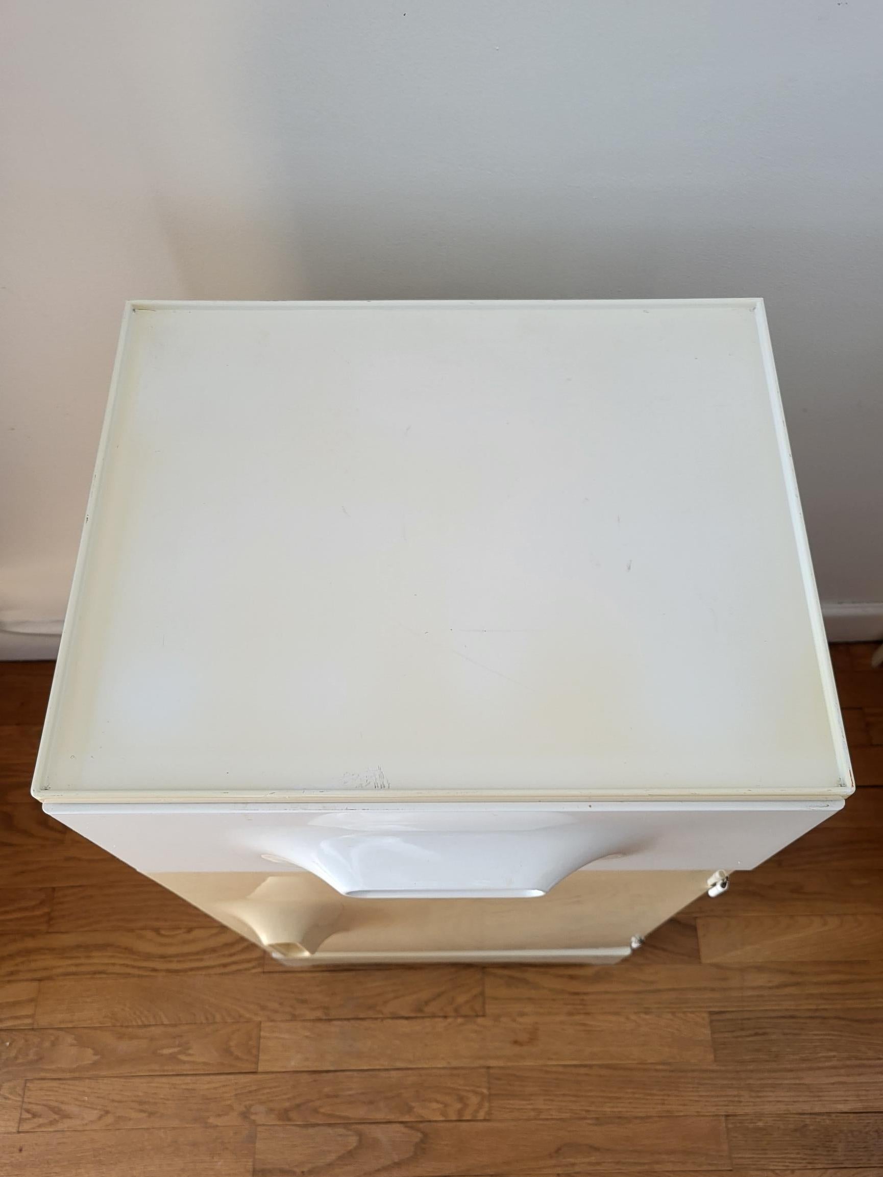Français Table d'appoint ou commode design Marc Held pour Prisunic France Space Age 1960 en vente