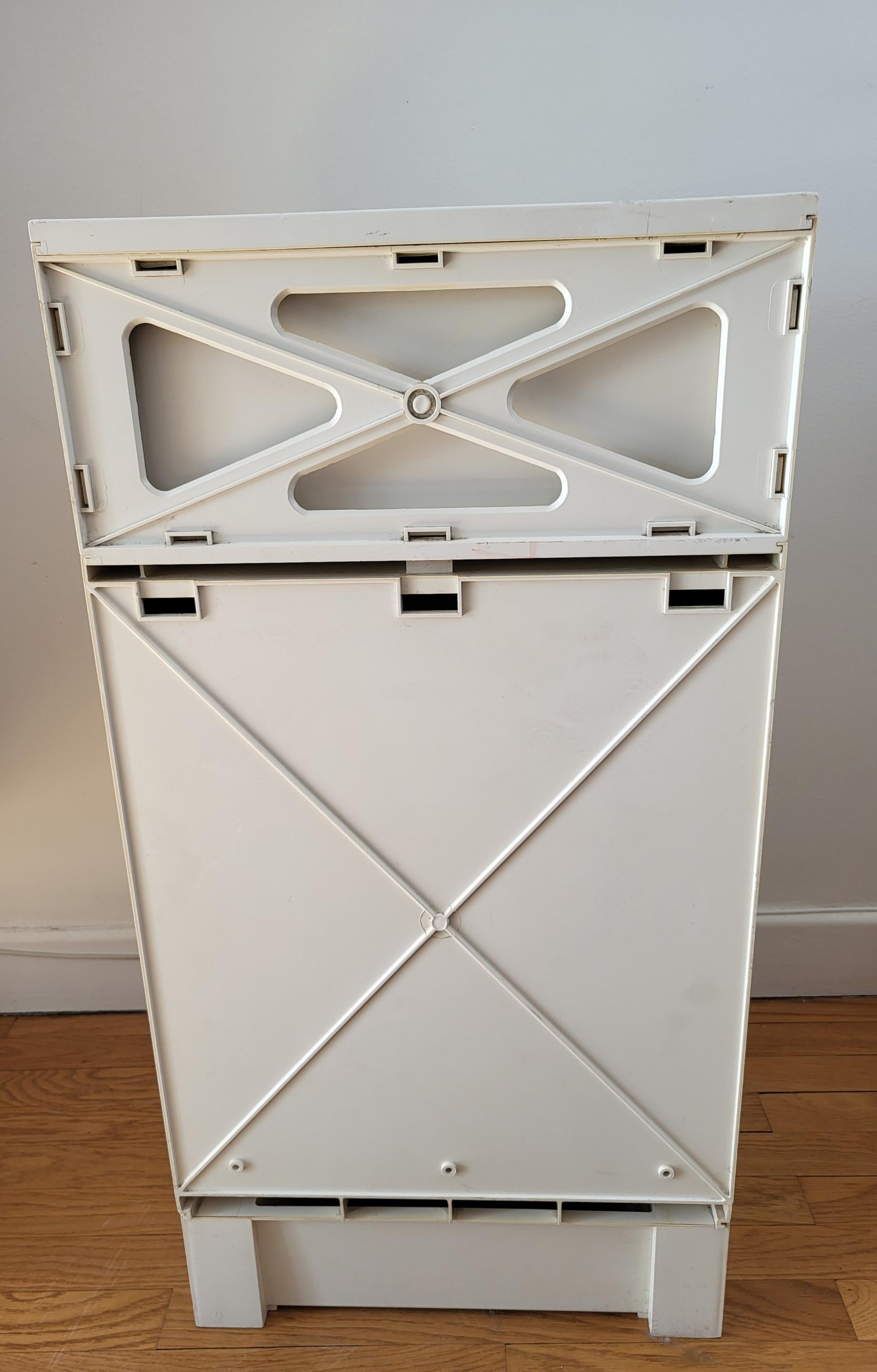 Plastique Table d'appoint ou commode design Marc Held pour Prisunic France Space Age 1960 en vente