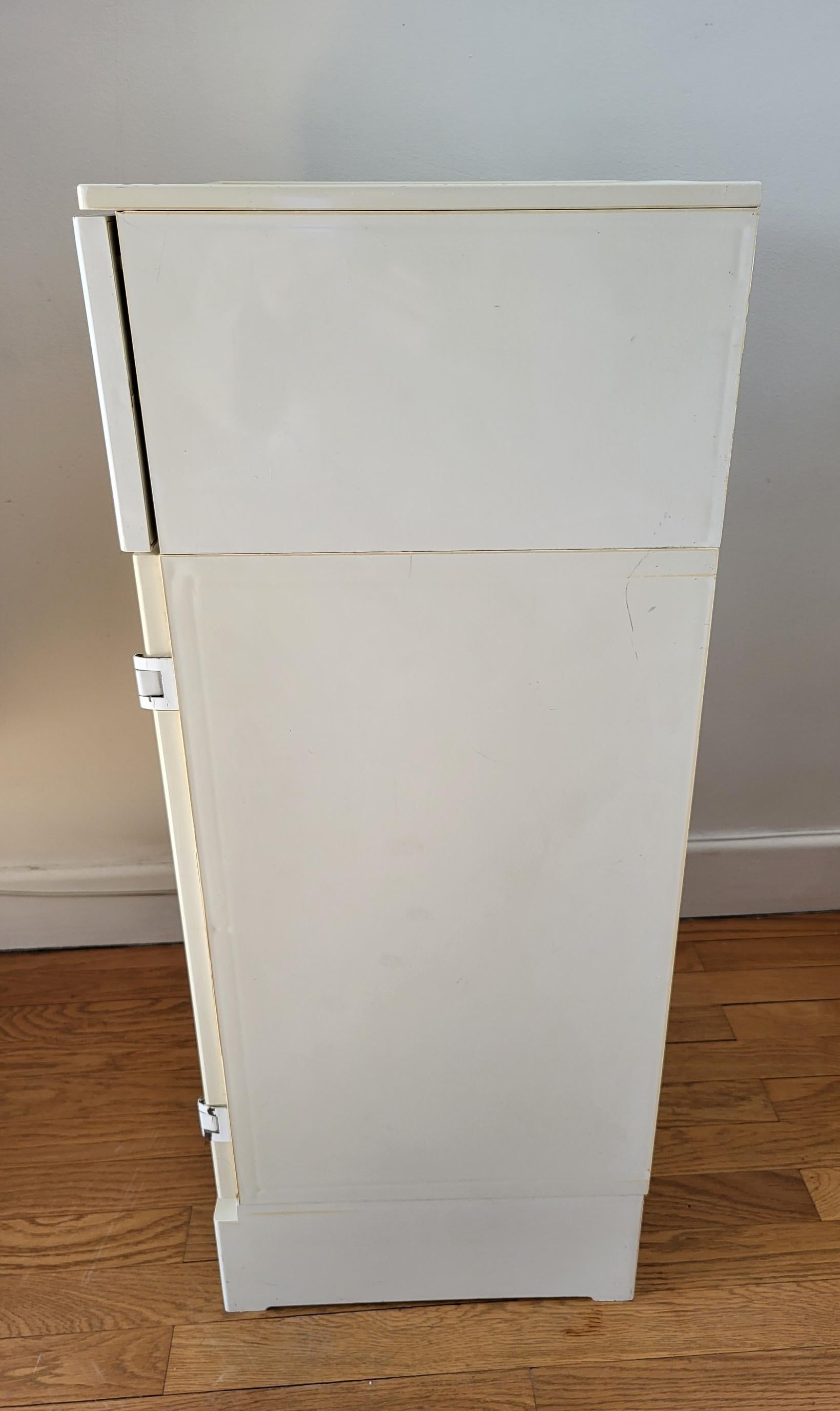 Table d'appoint ou commode design Marc Held pour Prisunic France Space Age 1960 en vente 1