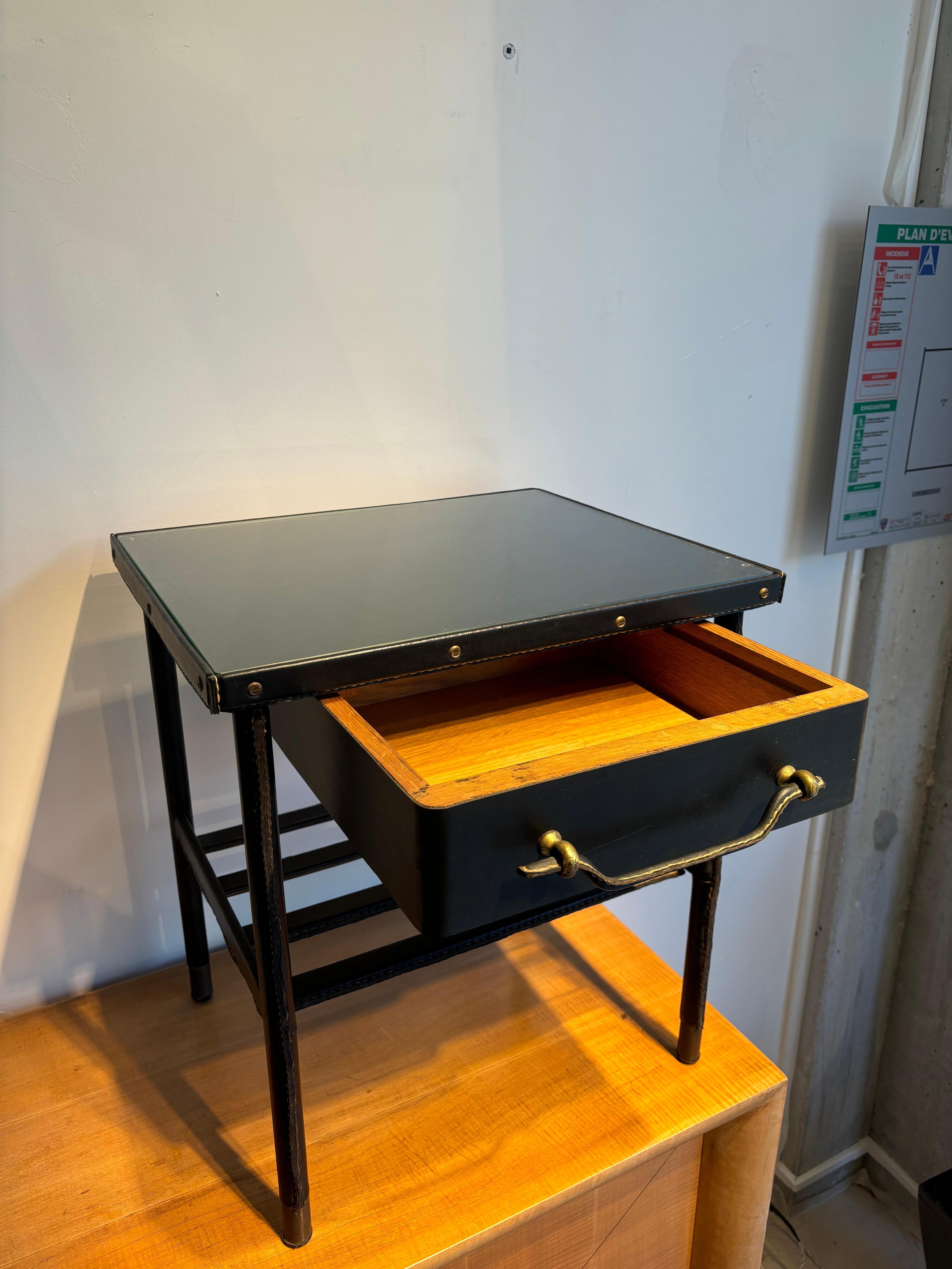 Leather Table d’appoint par Jacques Adnet For Sale