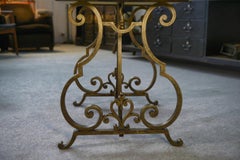 Table d'appoint piètement en fer forgé doré à la feuille Gilbert Poillerat