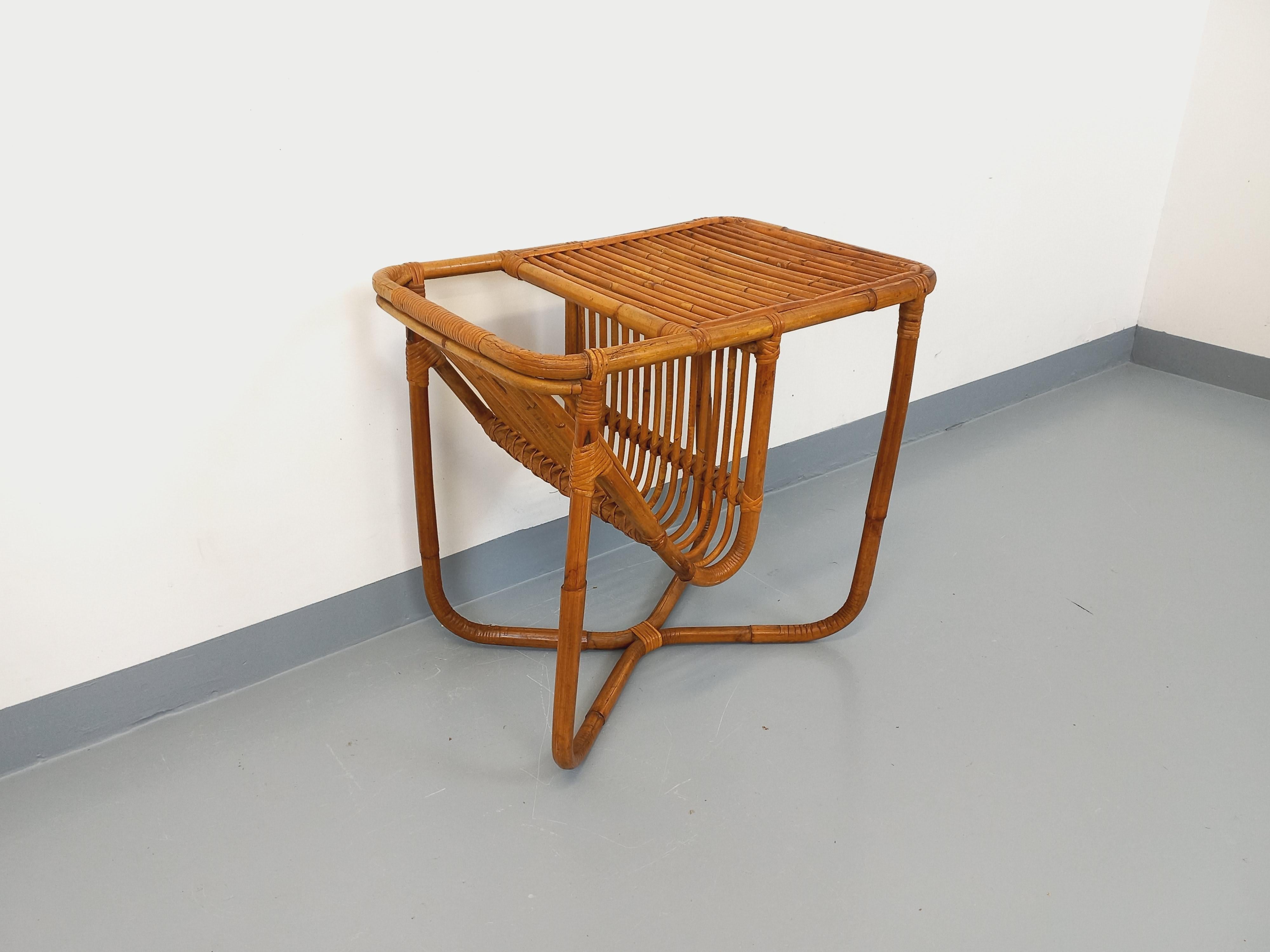 Table d'appoint / table basse avec porte-revue en rotin vintage années 60 en vente 3