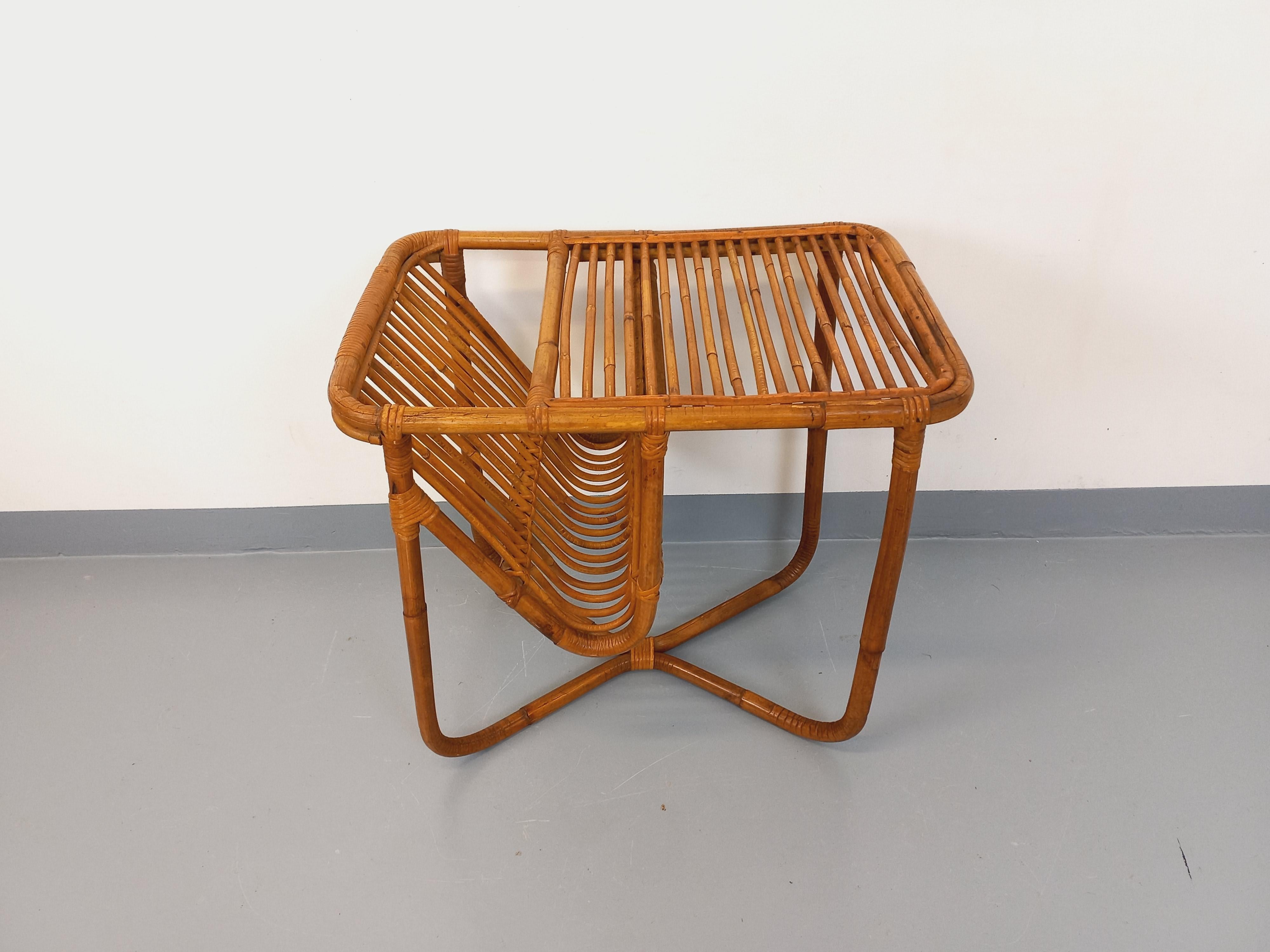 Table d'appoint / table basse vintage des années 60, en rotin, avec porte-revue intégré, design italien, modèle rare, très bon état général.
Ref 221 029
Hauteur : 60 cm
Largeur : 67 cm
Profondeur : 46 cm
