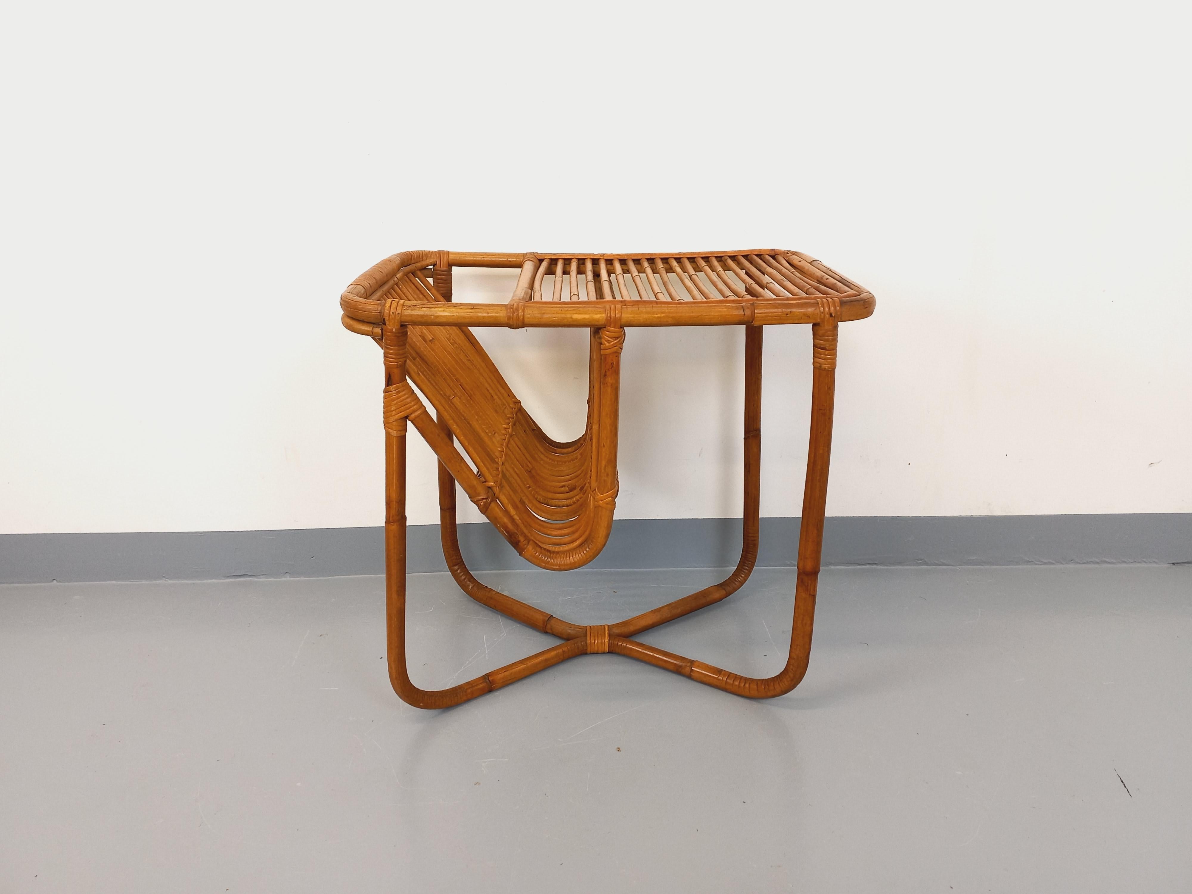 Mid-Century Modern Table d'appoint / table basse avec porte-revue en rotin vintage années 60 en vente