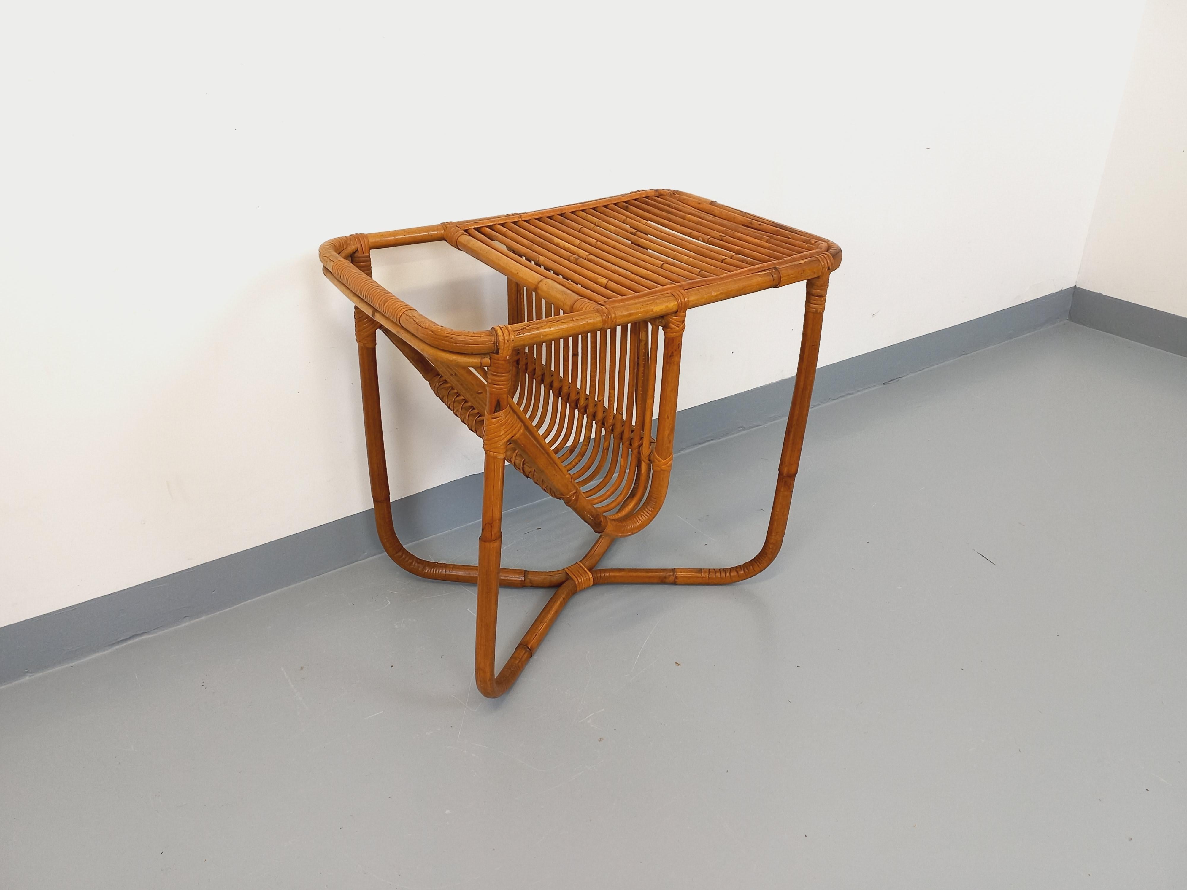 Français Table d'appoint / table basse avec porte-revue en rotin vintage années 60 en vente