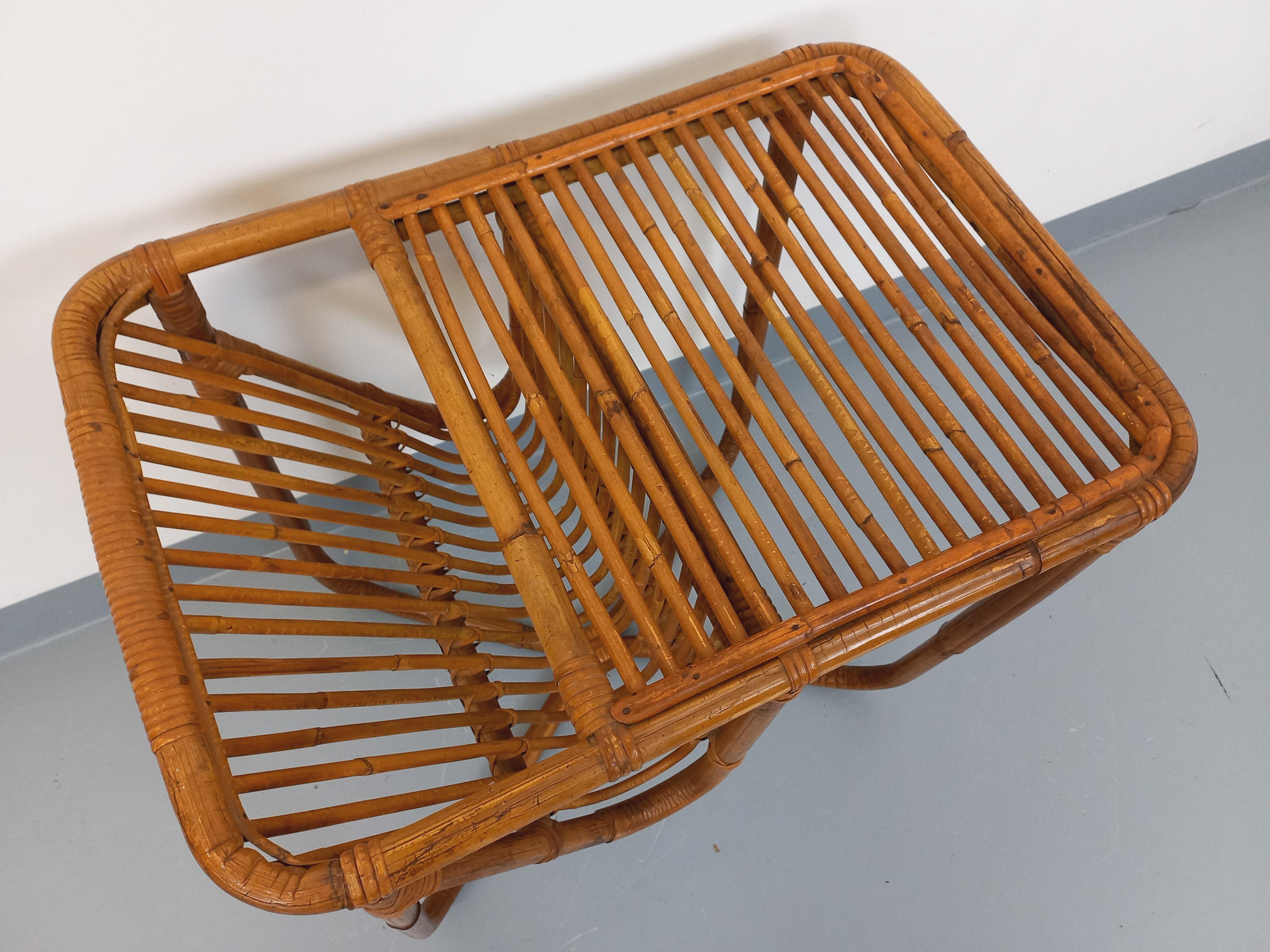 Milieu du XXe siècle Table d'appoint / table basse avec porte-revue en rotin vintage années 60 en vente