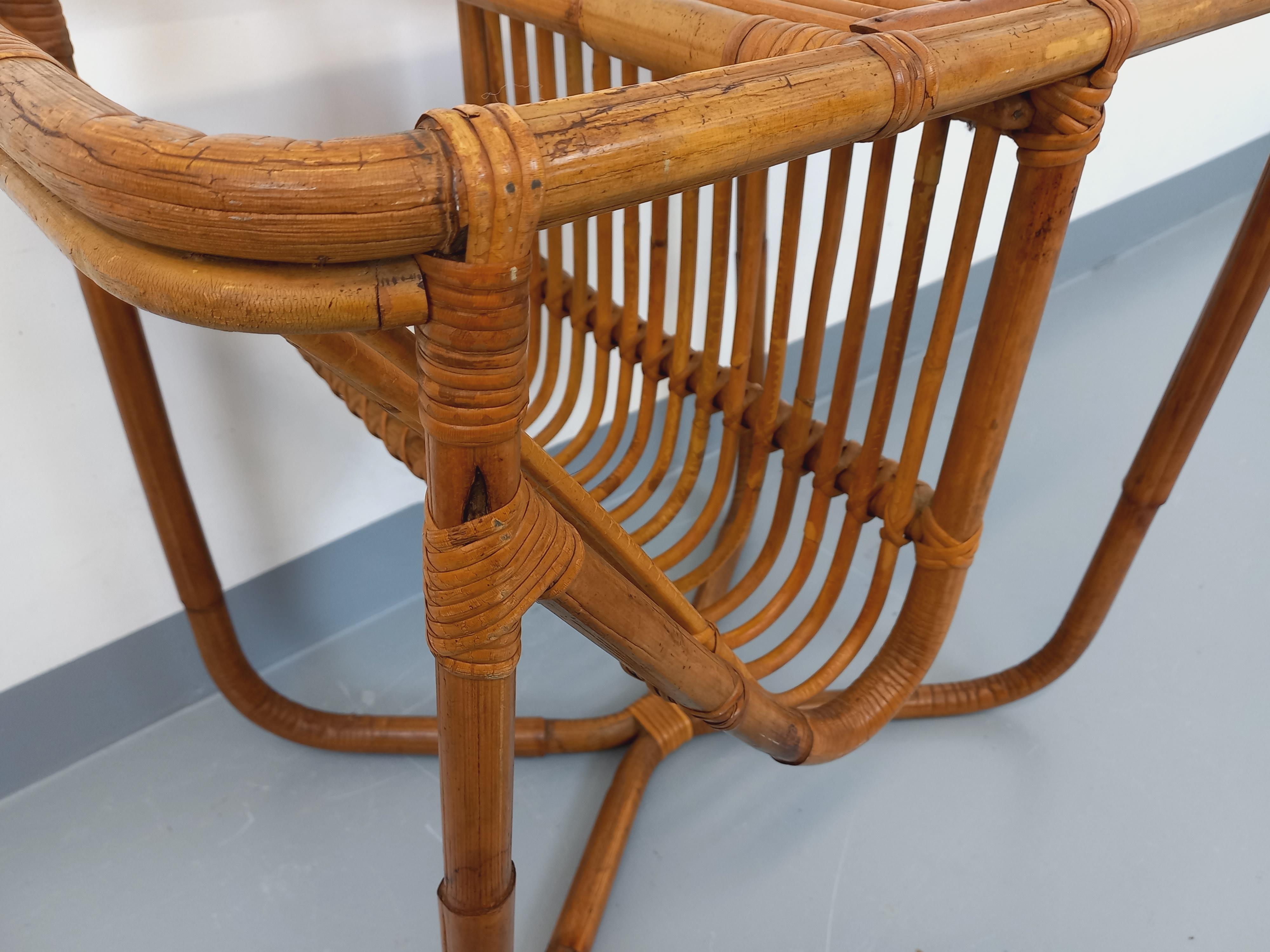 Rotin Table d'appoint / table basse avec porte-revue en rotin vintage années 60 en vente