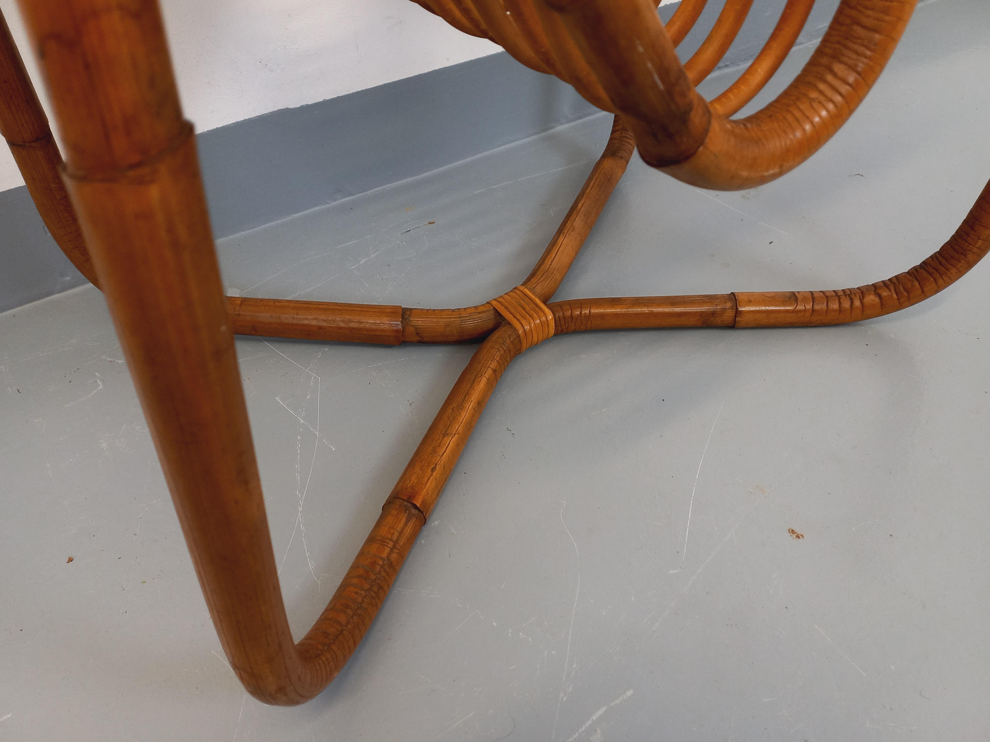 Table d'appoint / table basse avec porte-revue en rotin vintage années 60 en vente 1