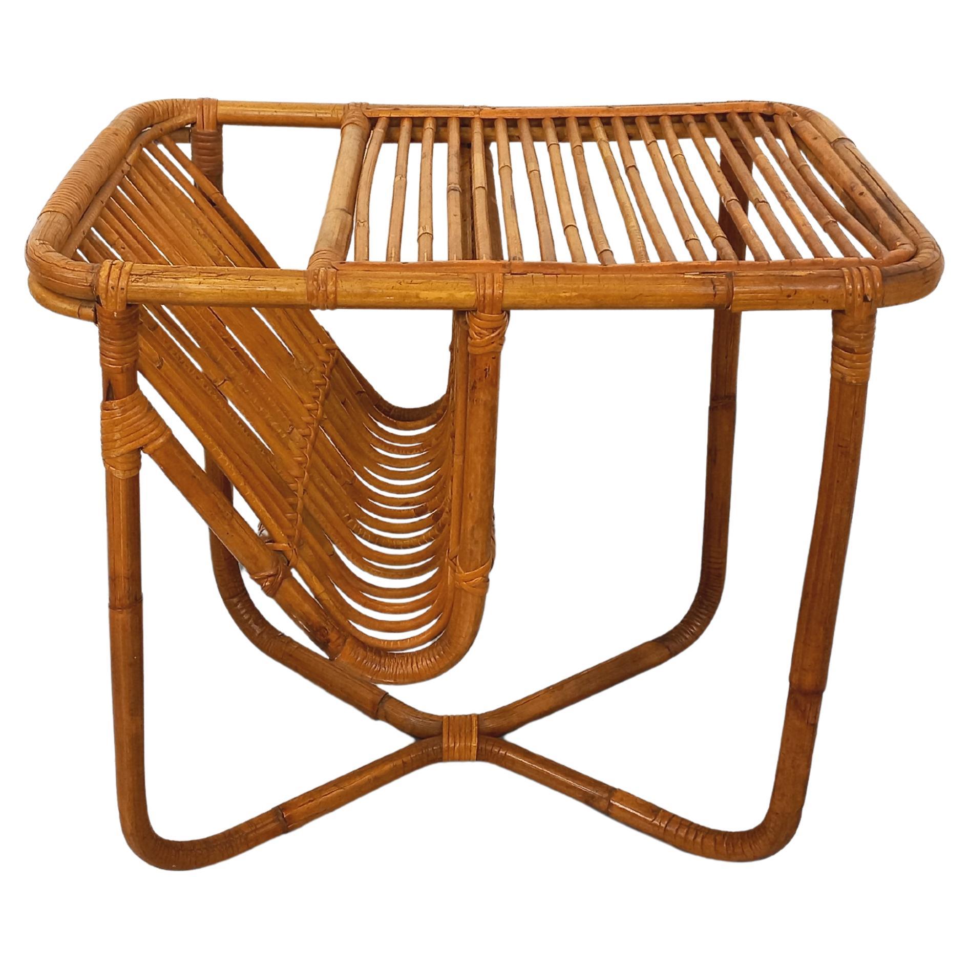 Table d’appoint / table basse avec porte-revue en rotin vintage années 60