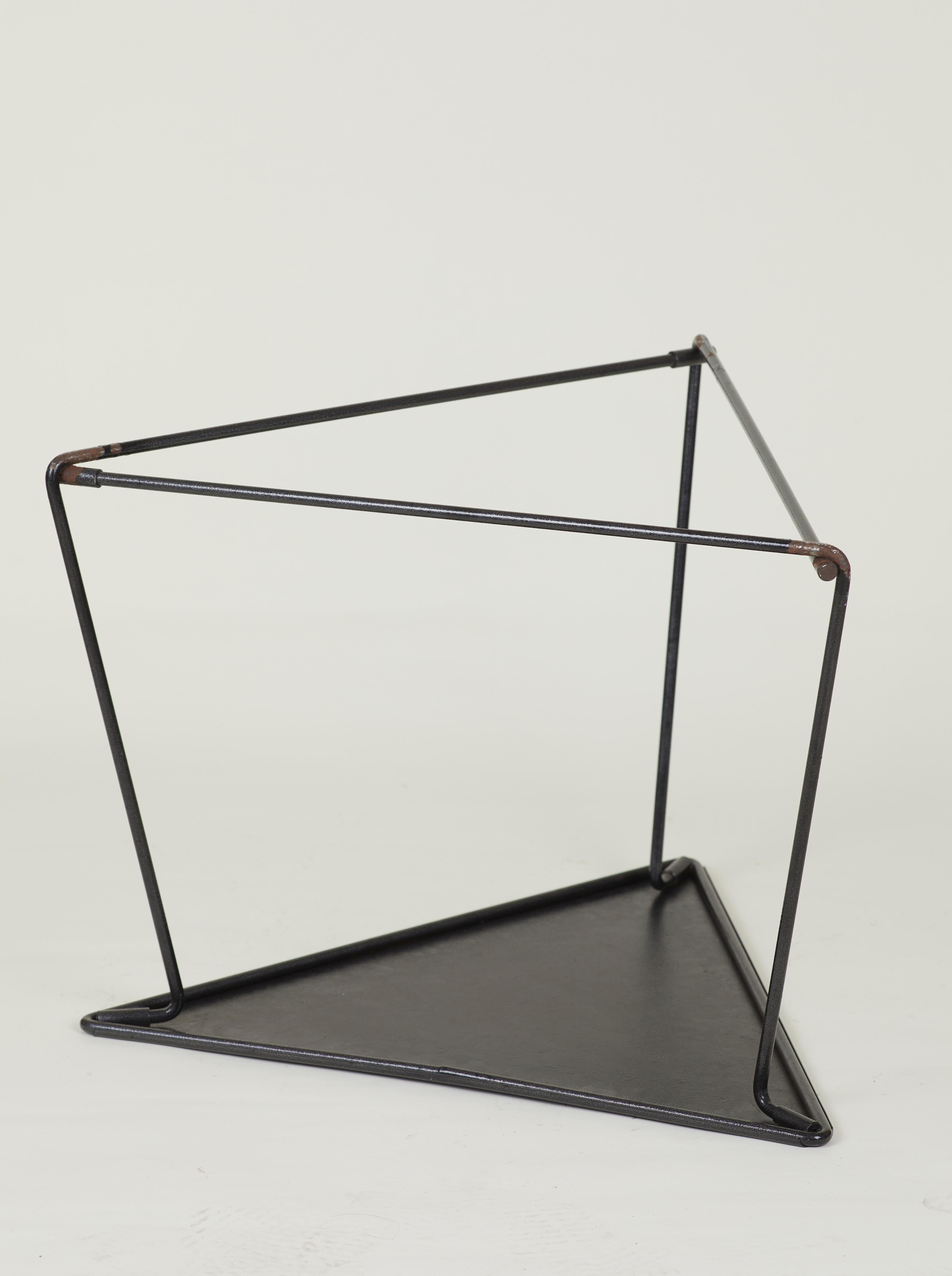 Swedish Table d'appoint triangulaire OTI Ikea vintage par Niels Gammelgaard Circa 1980 For Sale