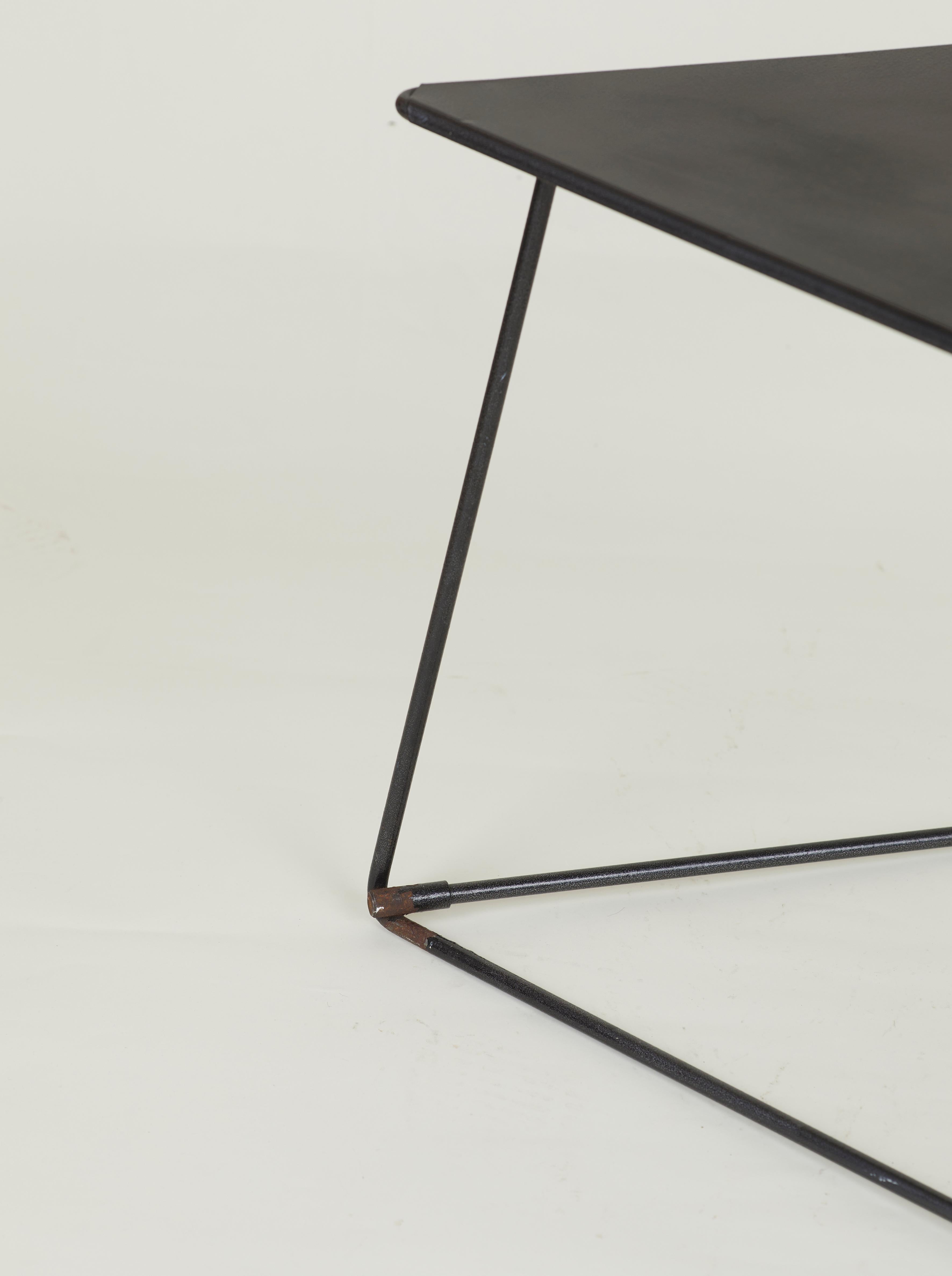Table d'appoint triangulaire OTI Ikea vintage par Niels Gammelgaard Circa 1980 In Good Condition For Sale In MONTREUIL, FR