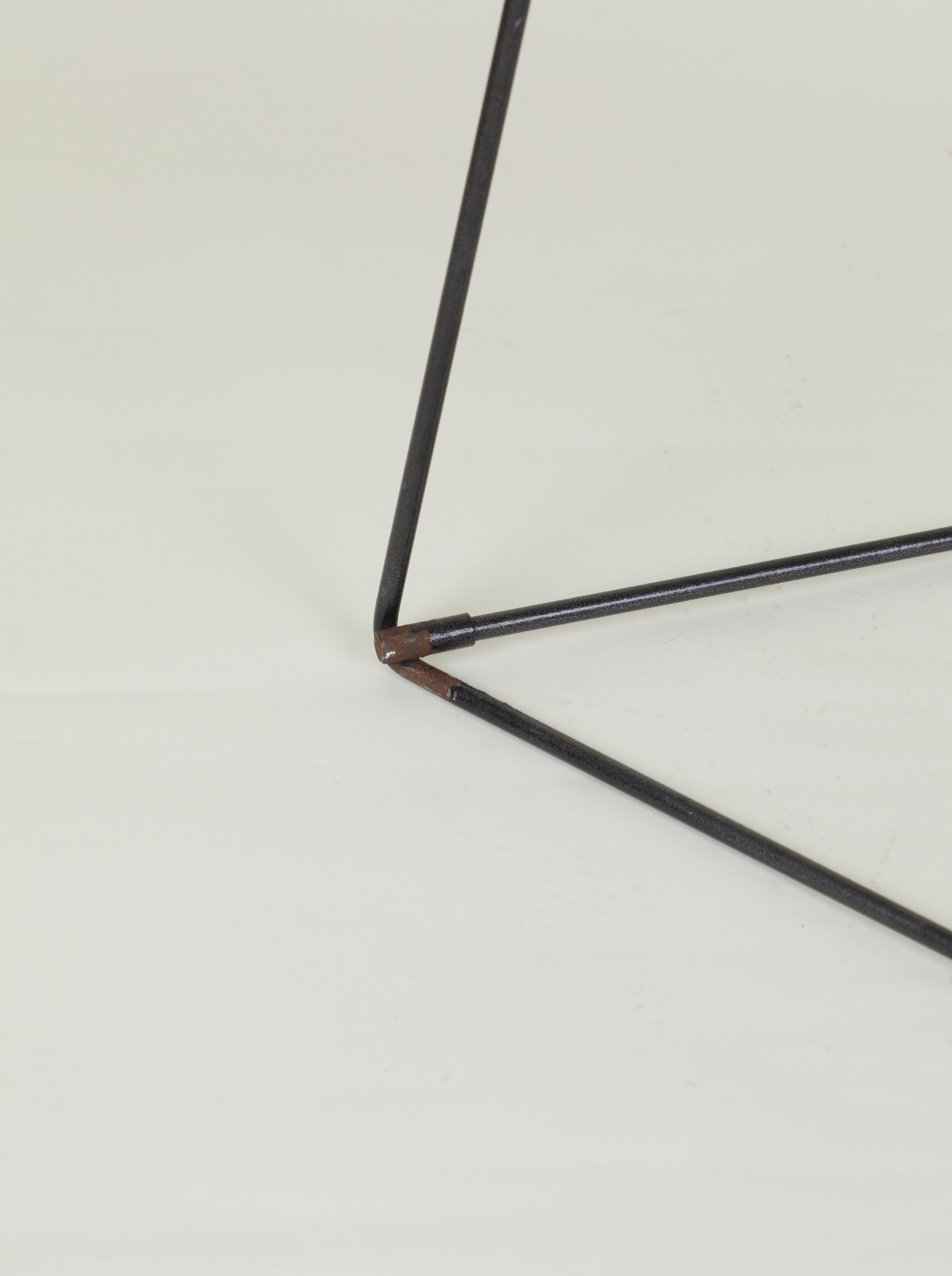 Late 20th Century Table d'appoint triangulaire OTI Ikea vintage par Niels Gammelgaard Circa 1980 For Sale