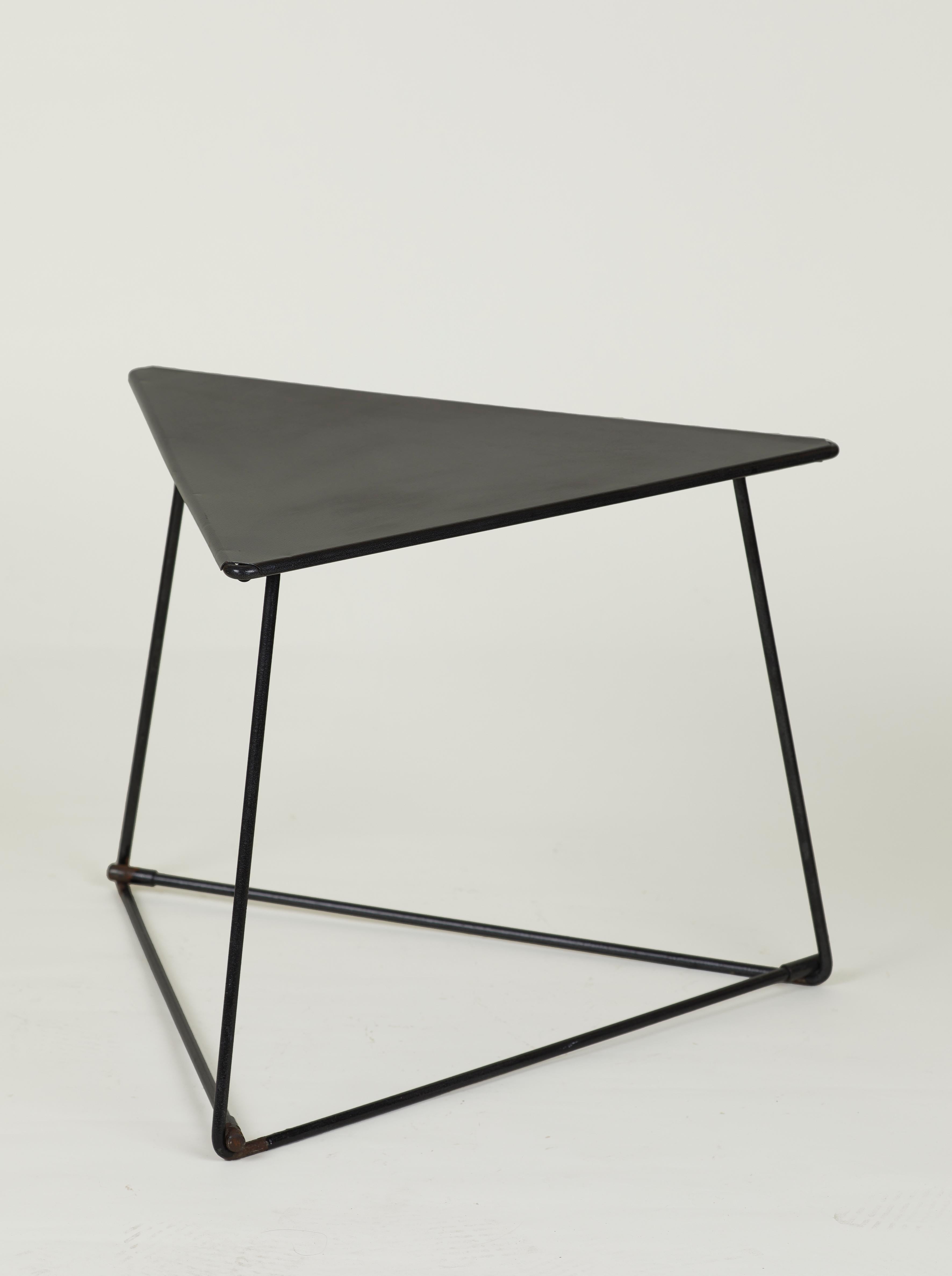 Metal Table d'appoint triangulaire OTI Ikea vintage par Niels Gammelgaard Circa 1980 For Sale
