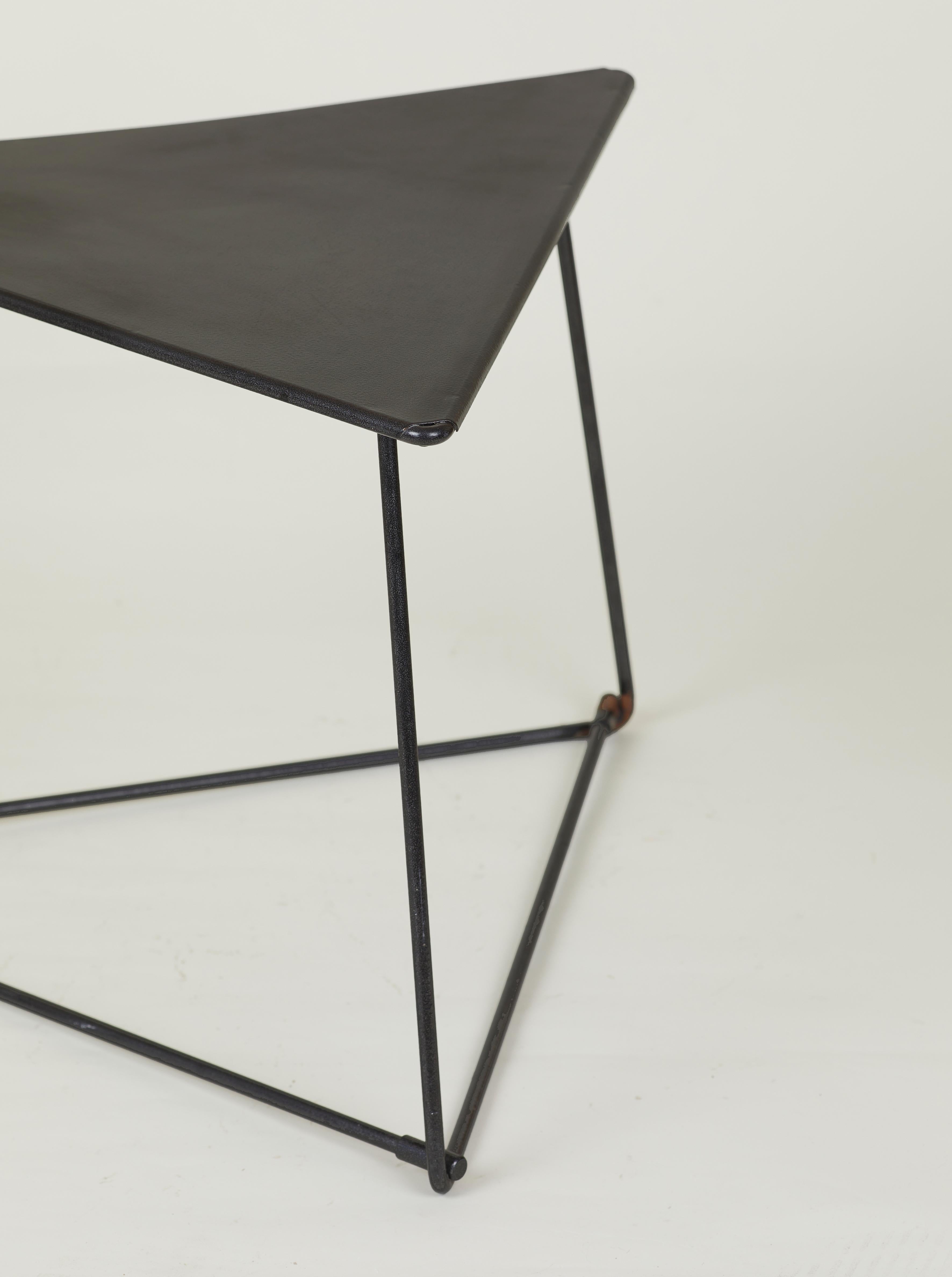 Table d'appoint triangulaire OTI Ikea vintage par Niels Gammelgaard Circa 1980 In Good Condition For Sale In MONTREUIL, FR