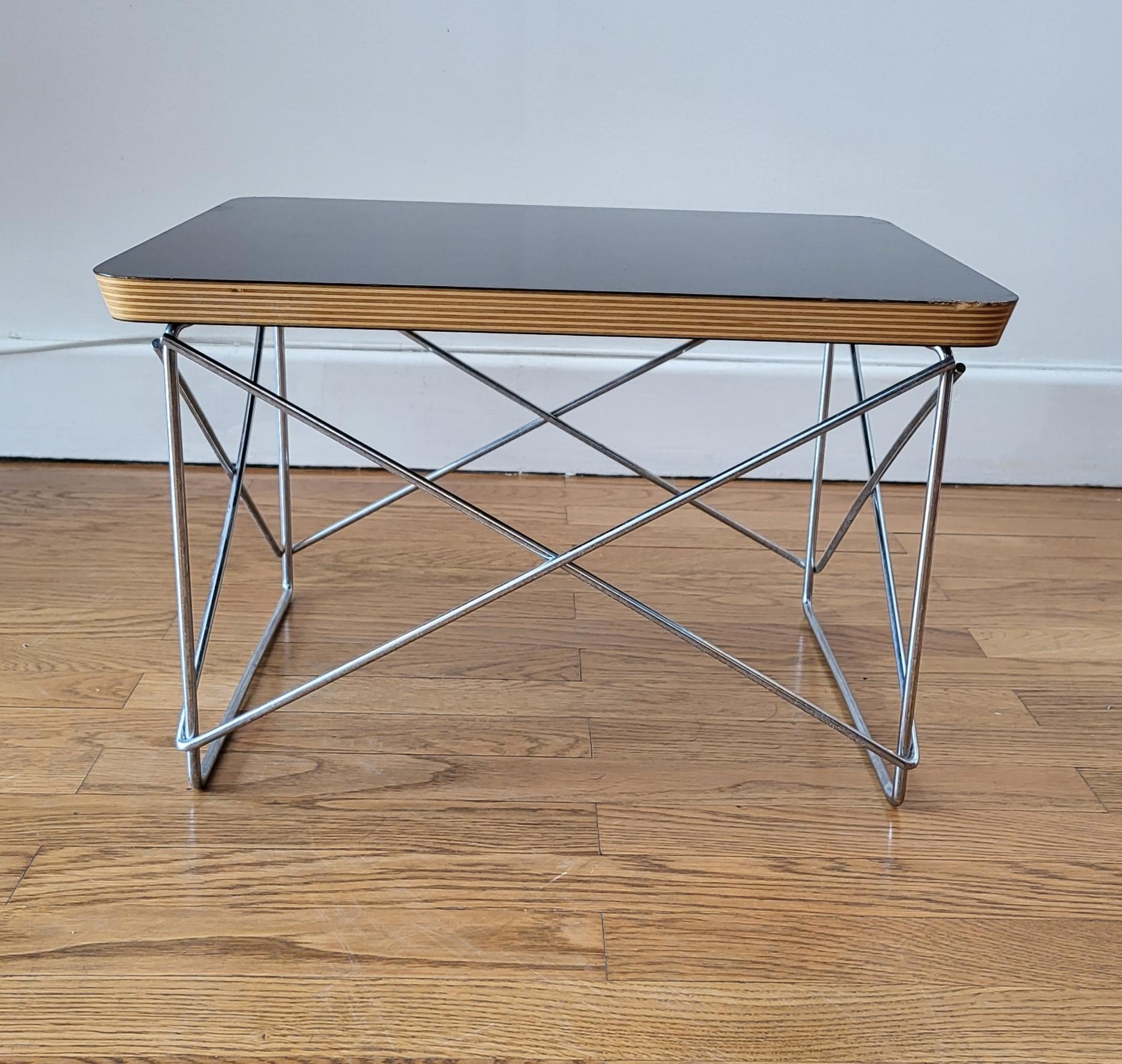 Mid-Century Modern Table  de Charles et Ray Eames par Vitra Design Museum Edition 1999 design 1950 For Sale