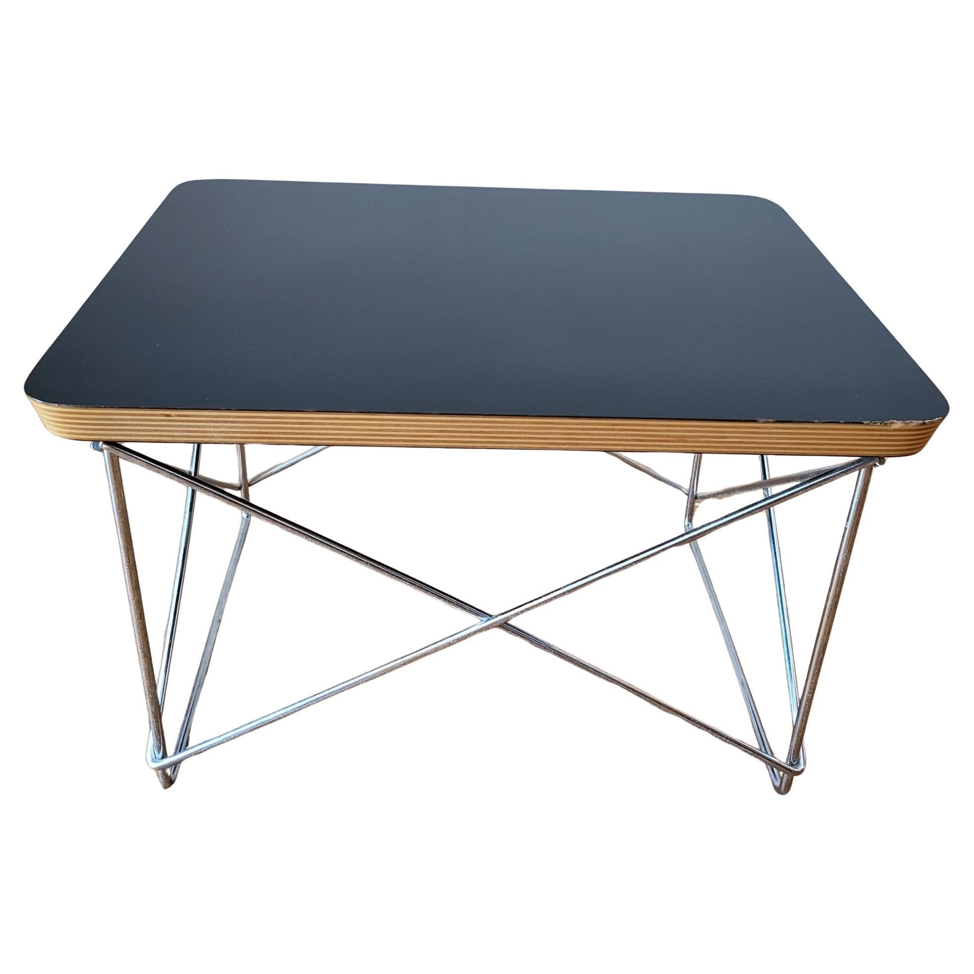 Tabella  di Charles and Ray Eames per Vitra Design Museum Edition 1999 design 1950