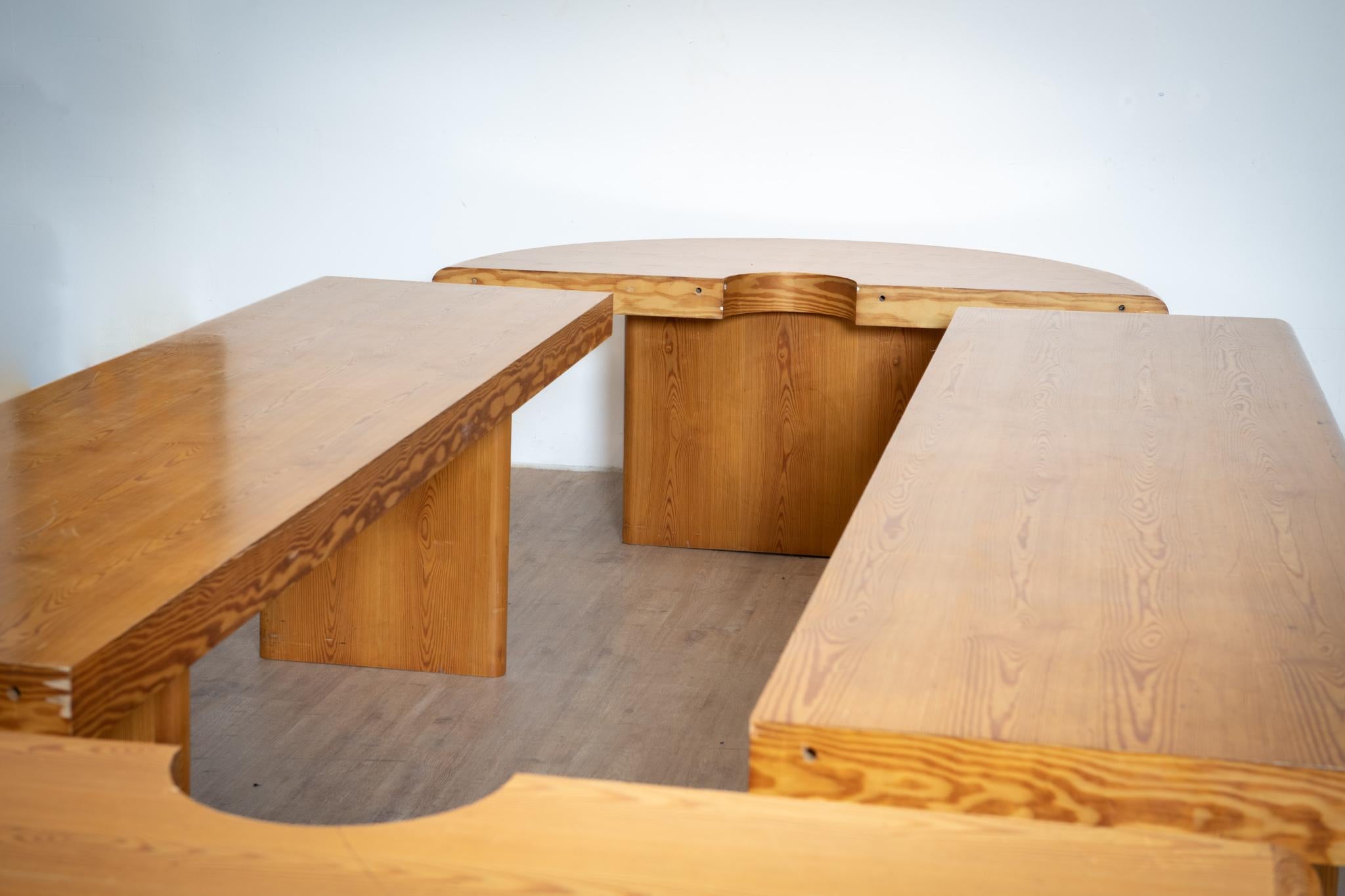 Wichtiger Konferenztisch aus Kiefernholz von Rainer Daumiller für Hirtshals Savværk møbler aus den 1980er Jahren. Der Tisch besteht aus 2 rechteckigen Tischen und 2 halbmondförmigen Konsolen. Der Tisch stammt aus dem Sitzungssaal eines Mailänder