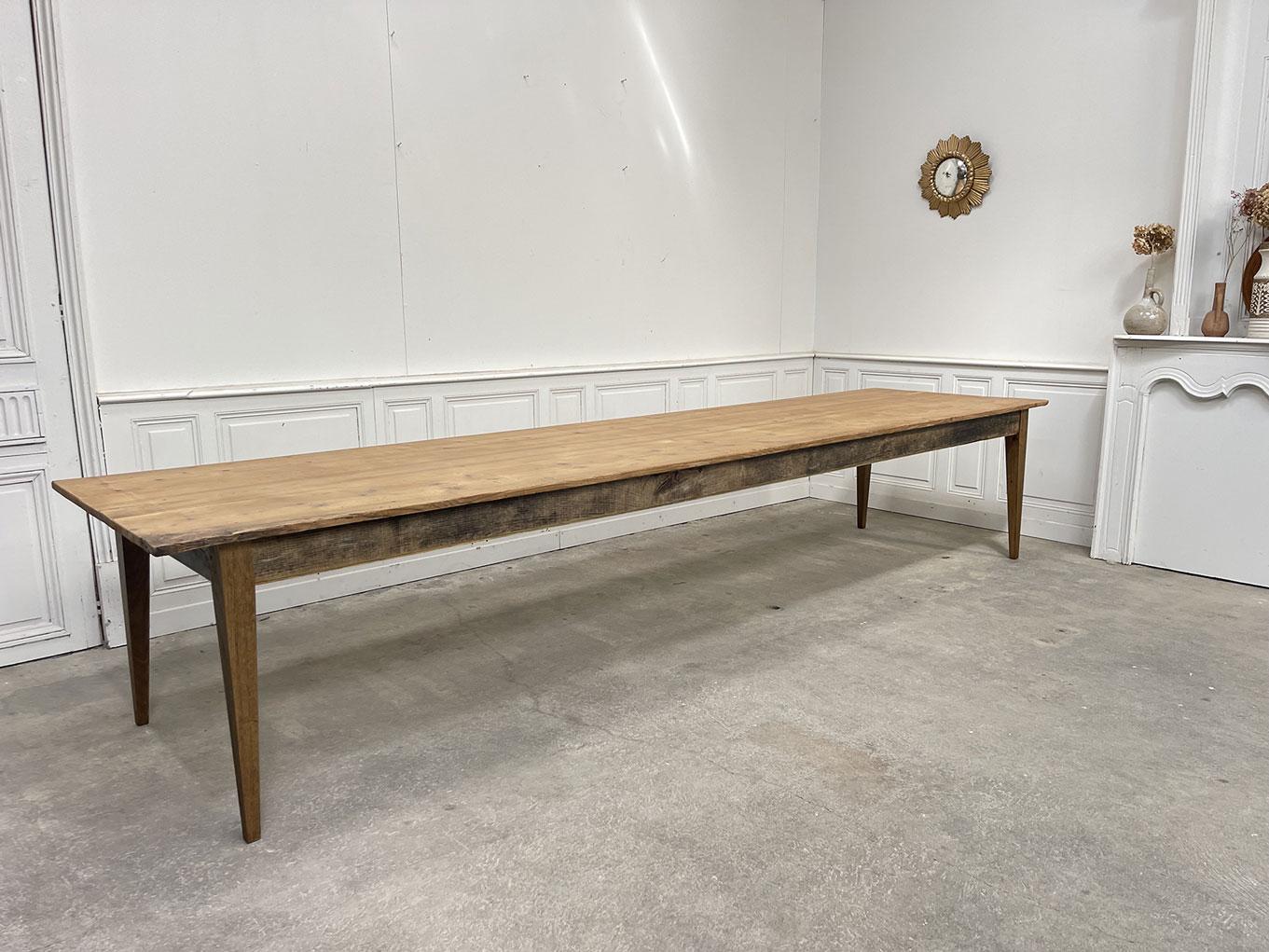 Rare et splendide table vintage en bois datant des années 1940 aux tons miellés. Fabricada en sapina para la base y cera para el suelo, ha sido totalmente limpiada y vertida en nuestros talleres.
En buen estado general, presenta algunas huellas de
