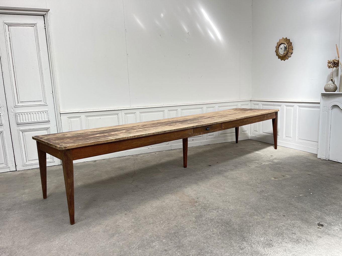 Antigua mesa de trabajo procedente de un taller de costura, esta pieza rara por su sello y sus dimensiones data del año 1920.

Completamente restaurada en nuestro taller, está en perfecto estado y encontrará su lugar en una cocina, una sala de