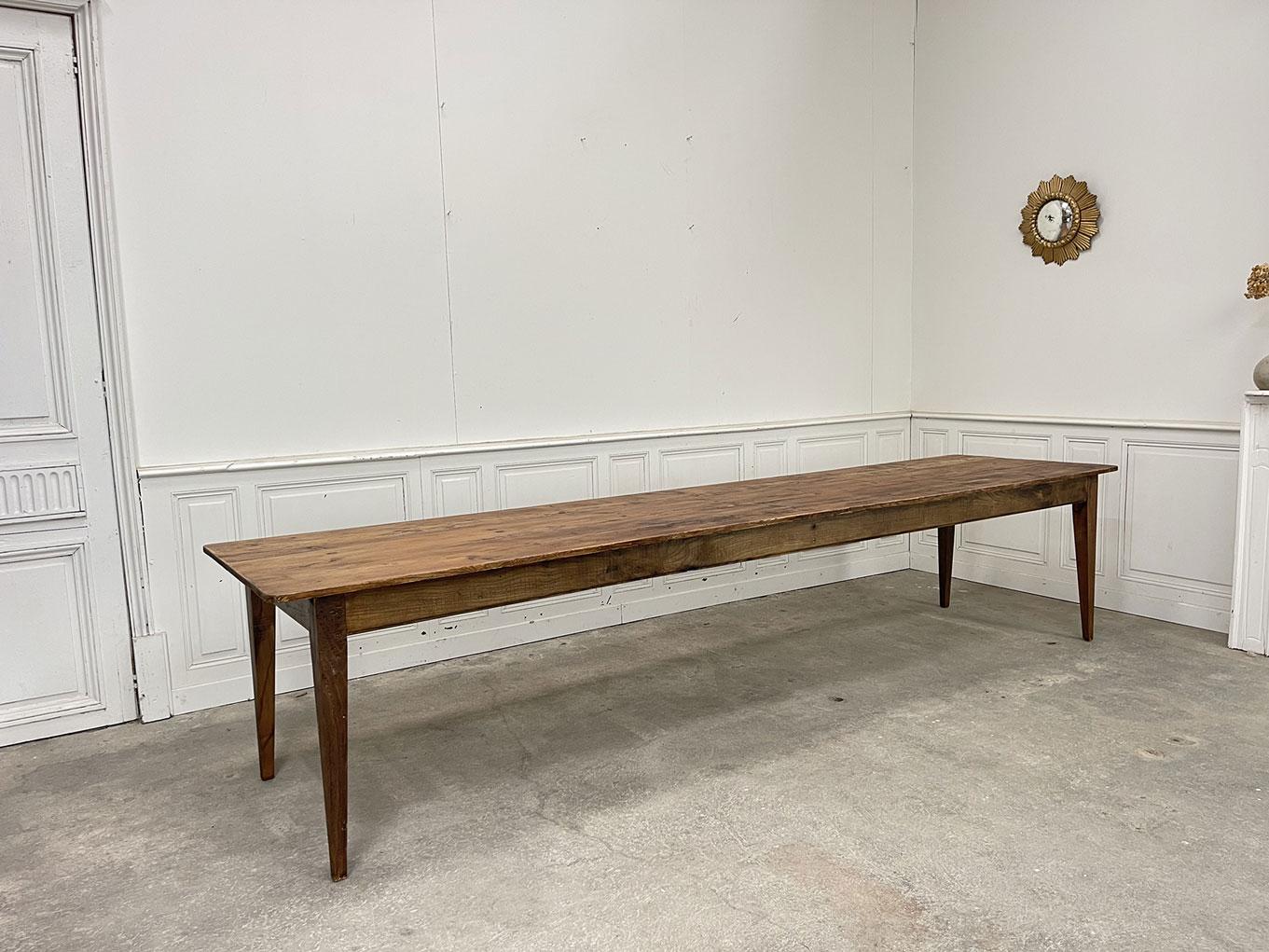 Belle et grande table de ferme en sapin à pieds fuseaux en chêne datant des années 1940 et présentant une superbe patine aux tons caramel. Elle se démarque par une ligne fine et élégante.
Con capacidad para alojar hasta 14 convecinos, aporta calidez