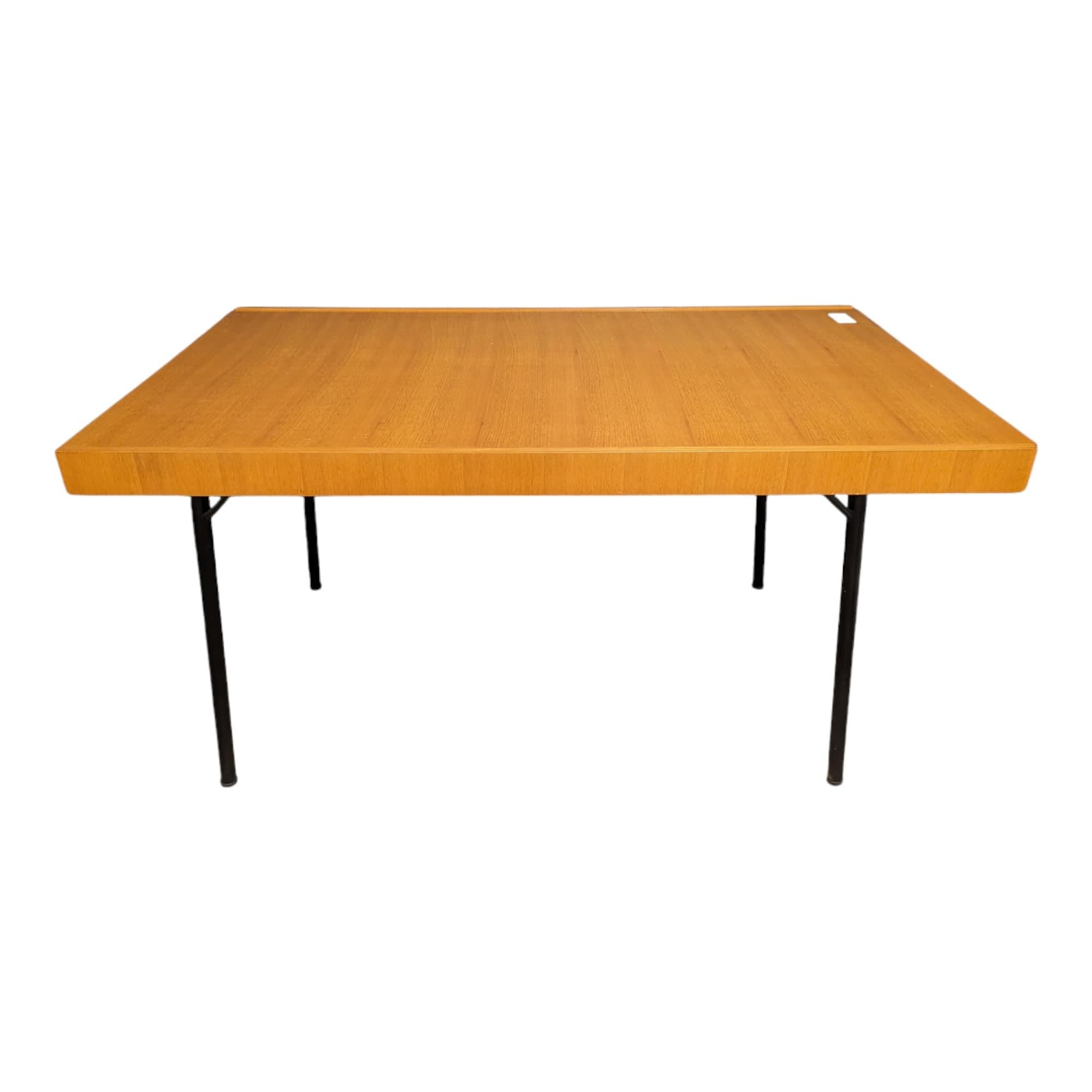 En provenance de France. Découvrez l'audace du design des années 1960 avec cette superbe table de Gérard Guermonprez, véritable bijou d'art et de fonctionnalité.

Inspirée par l'esthétique révolutionnaire de cette époque, cette table incarne la