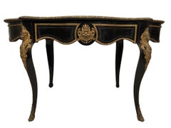 Table de milieu mouvementée en bois noirci et marqueterie de laiton, époque Boi