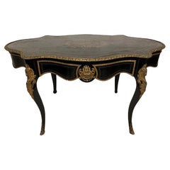 Antique Table de milieu mouvementée en bois noirci et marqueterie de laiton, époque Napo