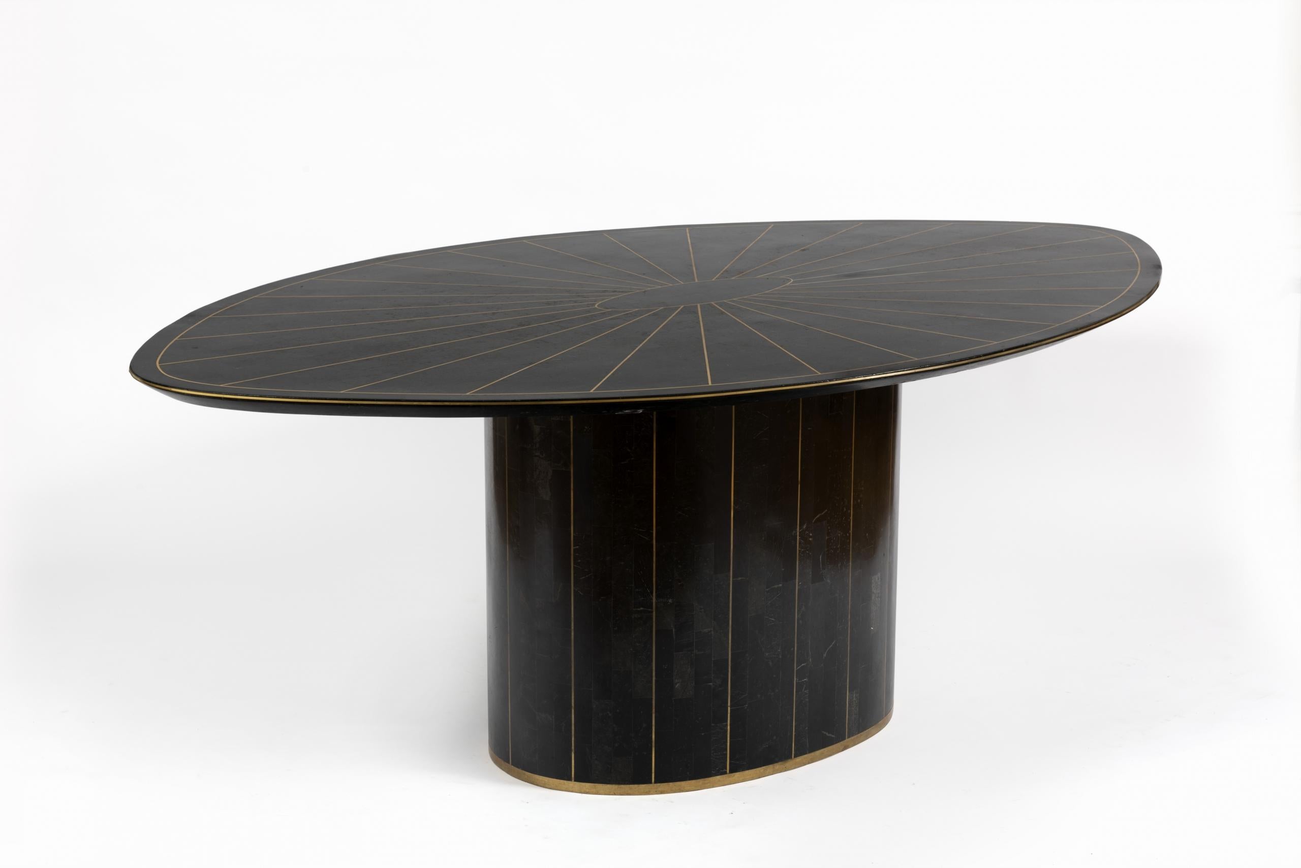 Table de salle à manger ovale, en plaquage de marbre noir et incrustations en laiton. Attribuée à Jean-Claude Mahey, France, 1979.
Longueur : 2m03
Largueur : 1m22
Hauteur : 74,5 cm.